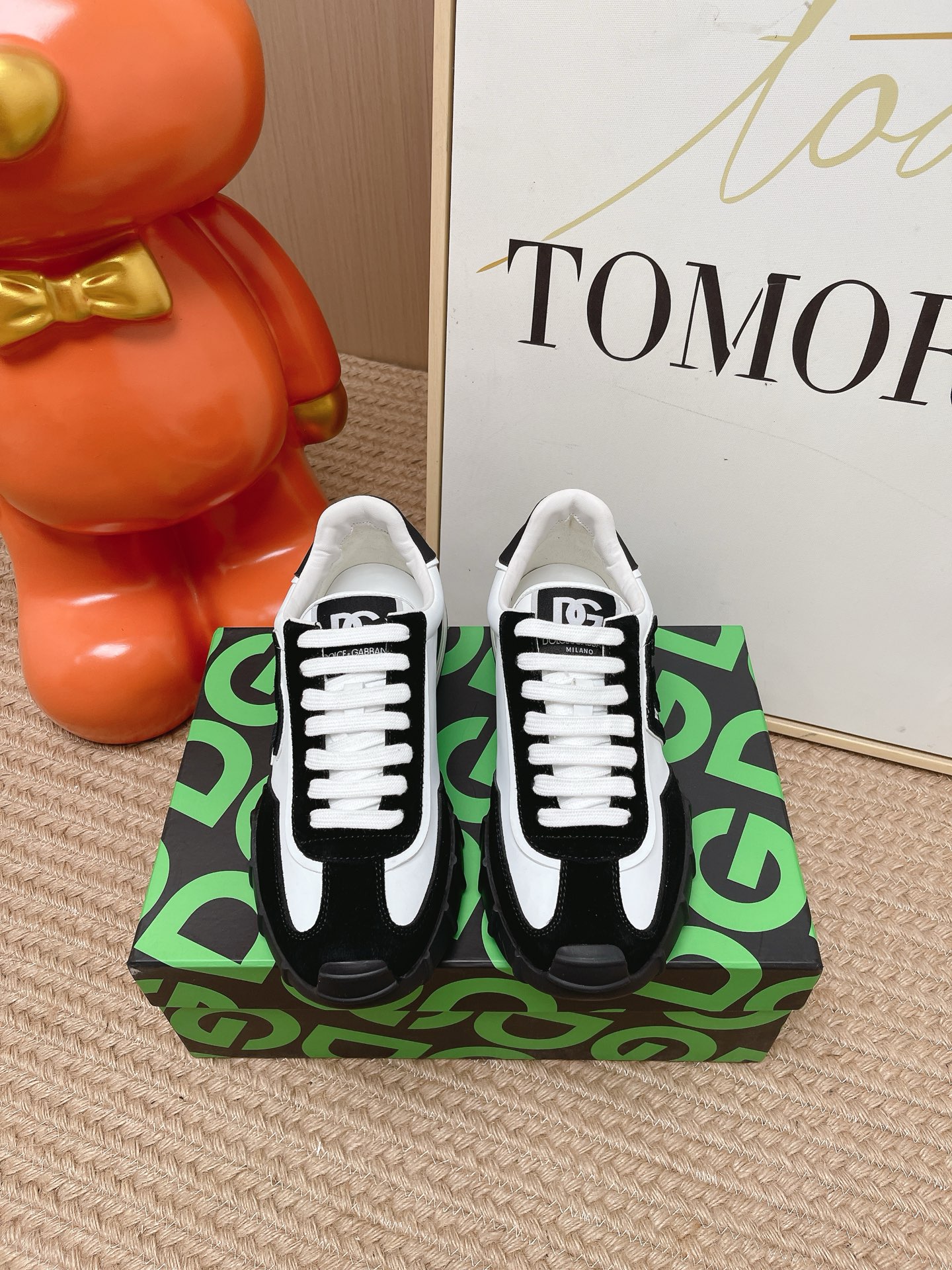 NO:869279,Top version Dolce&Gabbana/Dolce & Gabbana men's new casual sports shoes  This sneaker is made of multiple materials. The nylon fabric upper is blended with glossy leather, suede leather and rubber elements, and is decorated with reflective details. It has a silk-screen logo and thick round and flat lace designs. It has a square toe, rubber foam midsole and gear pattern rubber composite sole.  Decorated with the iconic 'DG' logo, the shoe body is decorated with three-dimensional brand logo labels in many places. The style is fashionable and elegant, and the unique design is presented in a dazzling and modern new language. The fabric towel is lined with logo cowhide foot pads, making the upper foot fashionable and elegant!  Size 38-45 (38/45 customized, non-returnable), casual shoes/sports shoes, Dolce&Gabbana, Dolce&Gabbana, sneakers,cowhide19860909顶级版本 Dolce&Gabbana/杜嘉班纳 男士新款休闲运动鞋 这款运动鞋采用多材质打造,尼龙织物鞋面融入亮面皮革、绒面皮革和橡胶元素,并饰有反光细节,丝印logo加粗圆形系带和扁系带双重设计,方形鞋头,橡胶发泡中底和齿轮纹橡胶复合底饰以标志性“DG”标识,鞋身多处饰以品牌logo立体标签,款式时尚大气,别具一格的设计,以一种耀眼而充满现代气息的新语言呈现.织物毛巾内里搭配徽标牛皮垫脚,上脚时尚大气！ 码数38-45（38/45定做不退换）,休闲鞋/运动鞋,Dolce&Gabbana,Dolce&Gabbana,sneakers,cowhide,Women's Shoes