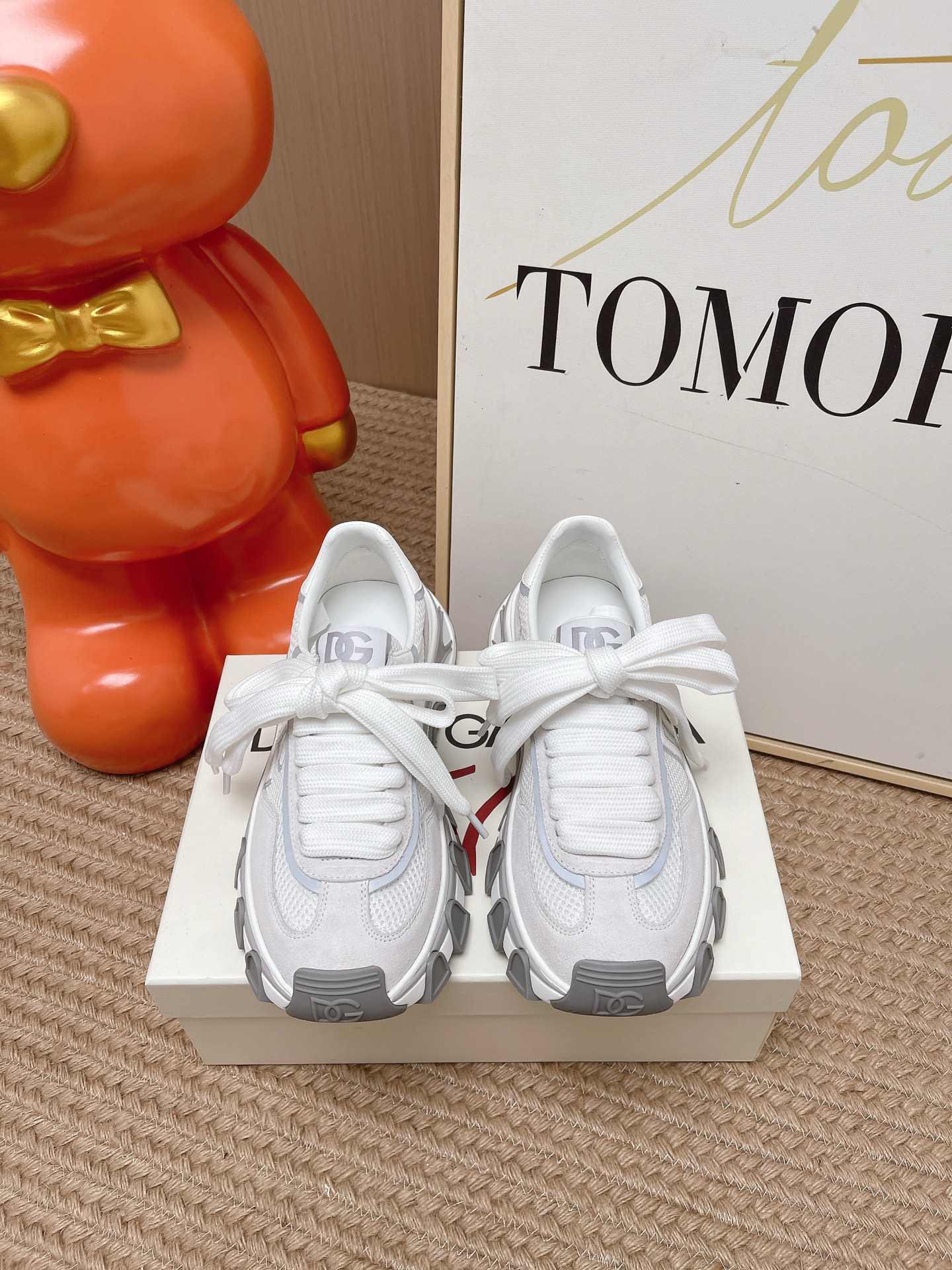 NO:869285,Top version Dolce&Gabbana 26ss couple's new product Counter new sports shoes thick-soled casual shoes Hot-selling series... Thick-soled casual shoes DG The iconic code meets the metaverse, giving the brand DNA a futuristic vision, cleverly blending timeless materials and modern textures The new DG color-blocked fashion sneakers, embellished with personalized DG logos, fully display Margiela's fashionable design sense, the launch is the pinnacle  The one on your feet is the king...available in a variety of colors and fully packaged at the counter!  Upper Original customized breathable mesh + cowhide Lining Suede/mesh Outsole Original molded ultra-light molded outsole Size 35-46 (40 for women and 45 for men, non-returnable), casual shoes/sports shoes, Dolce&Gabbana, masion margiela, Dolce&Gabbana, sneakers, cowhide, sheepskin19860909顶级版本 Dolce&Gabbana杜嘉班纳 26ss情侣款新品 专柜新款运动鞋厚底休闲鞋 爆款系列…… 厚底休闲鞋DG 标志性代码与元宇宙相遇,赋予品牌 DNA 未来主义愿景,将隽永材质与现代纹理巧妙融合 全新 dg拼色时尚运动鞋,点缀个性化 DG 徽标,尽显马吉拉时髦设计感,上市即巅峰 上脚即王者……多种配色都有,专柜全套包装！ 鞋面 原版定制透气网拼+牛皮 内里 小山羊皮/网拼 大底 原版开模超轻成型大底 Size35-46(女40男45 46订做不退换),休闲鞋/运动鞋,Dolce&Gabbana,masion margiela,Dolce&Gabbana,sneakers,cowhide,sheepskin,Women's Shoes