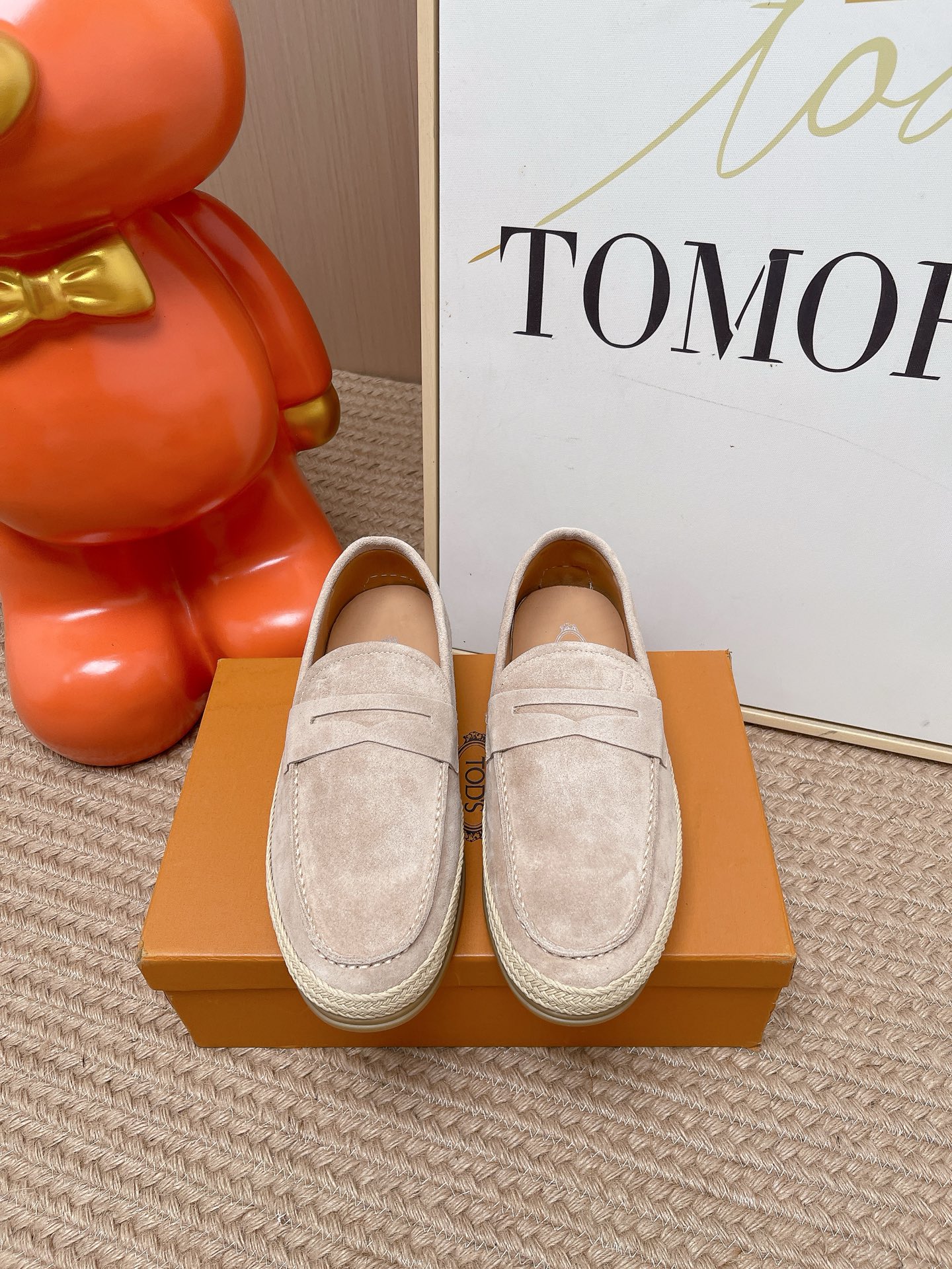 NO:869268,Top version Tod'S/Tod's men's loafers. This type of loafers is made of elegant imported first-layer cowhide, decorated with brand logo horizontal strips and exposed hand-stitching design. Genuine leather piping, wear-resistant rubber outsole, dyed calfskin lining, cowhide insole, soft and comfortable. Comes with a full set of packaging Size39-44 (customized at 45.46), loafers, Tod's, loafers, cowhide19860909顶级版本 Tod'S/托德斯男士乐福鞋本款乐福鞋以雅致的进口头层牛皮革制成, 配以品牌logo横条装饰,外露手工缝线设计.真皮嵌边,耐磨橡胶大底,内里本染小牛皮,牛皮鞋垫,柔软舒适.配全套包装 Size39-44（45.46定做）,乐福鞋,Tod's,loafers,cowhide,Women's Shoes