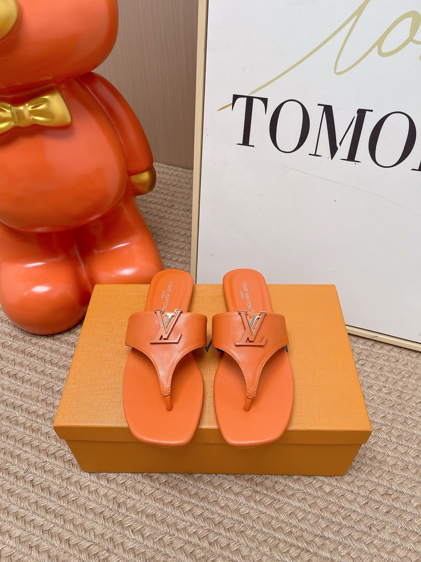 NO:869262,Top version LV | Louis Vuitton 2026 spring and summer new flip-flops, original molded paint buckle + electroplating process + full craftsmanship, purchasing agent level!  Full of high-end feel!  A popular model among bloggers at home and abroad, it is retro, fashionable and looks great on your feet!  The official website's main recommendation★ Material: imported first-layer cowhide Lining: full sheepskin for foot pads Outsole: original one-to-one genuine leather sole Shoe size: 35-39 (custom-made 40 non-refundable), split-toe shoes, louis vuitton, louis vuitton, slippers, cowhide, sheepskin19860909顶级版本 LV | 路易威登 2026 春夏新款 夹趾人字拖鞋 原版开模烤漆扣+电镀工艺+满满的工艺 代购级别！高级感十足！国内外博主刷爆的一款,复古又时髦上脚美炸了！官网主推款★ 材料:进口头层牛皮 内里:垫脚全羊皮 大底:原版一比一真皮的底 鞋码: 35-39（40定做不退换),分趾鞋,louis vuitton,louis vuitton,slippers,cowhide,sheepskin,Women's Shoes