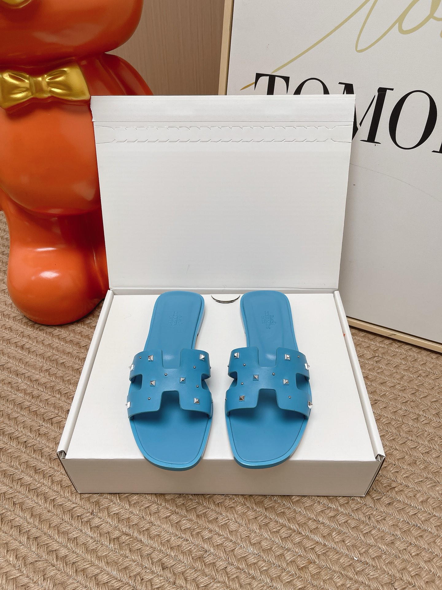 NO:871199,Top version (packaged in a synchronous airplane box on the official website) Hermes Spring and Summer Classic Thick Heel Flat H Slippers Classic H Slippers, a must-have style for every summer!  One of the must-have items on every girl’s wish list!  Whether it’s daily wear or traveling, it’s really stylish and doesn’t need to be too high!  All materials are directly original Italian Hermès materials!  The advantage of genuine Italian leather is that it feels very good, and while keeping the leather soft and delicate, it also makes the overall shoe very three-dimensional. How can I put it, the overall style is very stylish!  Don’t miss this classic model!  All raw materials Size#35-39 (40 41 42 customized, non-returnable), slippers, hermes, hermes, slippers19860909顶级版本（官网同步飞机盒包装） Hermes 爱马仕春夏经典款 粗跟 平底 H拖鞋 经典H拖,每个夏天必入的款式！每个女孩 愿望List必收款之一！日常穿搭,还是出去旅游什么的,真的逼格不要太高！ 所有材料都是直接意大利爱马仕材料原装！ 意大利正品的皮料的好处在于 手感特别好 并且在保持皮料柔软细腻的同时 又会让鞋子整体非常立体 怎么说呢 就是整体非常有型！这样的经典款遇到不要错过！ 全原材料 Size#35-39（40 41 42 订做不退换）,拖鞋,hermes,hermes,slippers,Women's Shoes