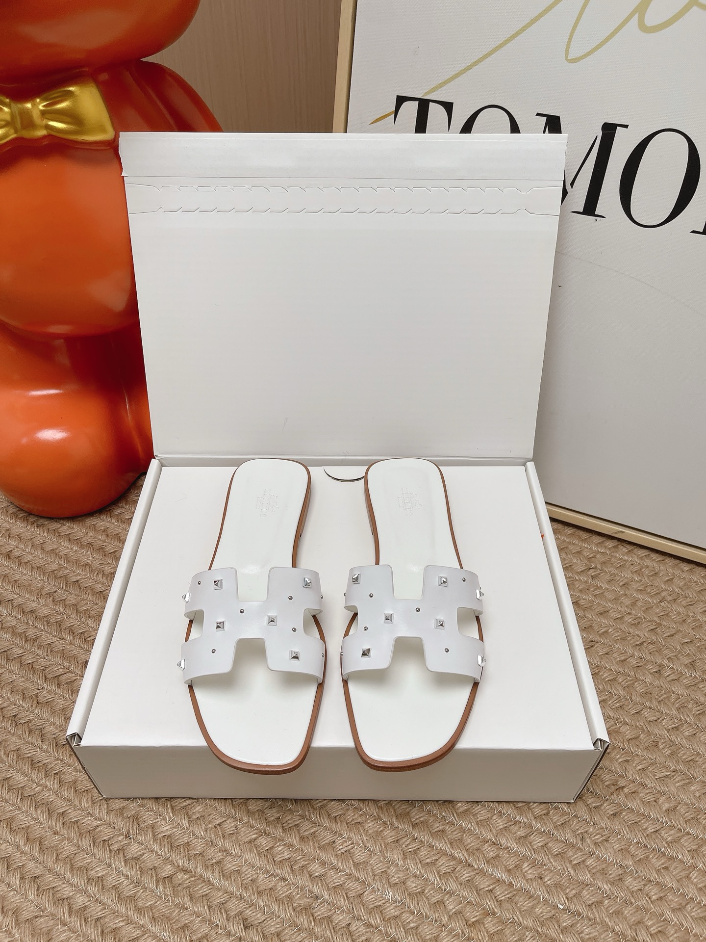 NO:871207,Top version (packaged in a synchronous airplane box on the official website) Hermes Spring and Summer Classic Thick Heel Flat H Slippers Classic H Slippers, a must-have style for every summer!  One of the must-have items on every girl’s wish list!  Whether it’s daily wear or traveling, it’s really stylish and doesn’t need to be too high!  All materials are directly original Italian Hermès materials!  The advantage of genuine Italian leather is that it feels very good, and while keeping the leather soft and delicate, it also makes the overall shoe very three-dimensional. How can I put it, the overall style is very stylish!  Don’t miss this classic model!  All raw materials Size #35-39 (40 41 42 customized, non-returnable) top version (official website synchronized airplane box packaging) Hermes Hermes spring and summer classic thick heel flat H slippers classic H slippers, a must-have style for every summer!  One of the must-have items on every girl’s wish list!  Whether it’s daily wear or traveling, it’s really stylish and doesn’t need to be too high!  All materials are directly original Italian Hermès materials!  The advantage of genuine Italian leather is that it feels very good, and while keeping the leather soft and delicate, it also makes the overall shoe very three-dimensional. How can I put it, the overall style is very stylish!  Don’t miss this classic model!  All raw materials Size#35-39 (40 41 42 customized, non-returnable), slippers, hermes, hermes, slippers19860909顶级版本（官网同步飞机盒包装） Hermes 爱马仕春夏经典款 粗跟 平底 H拖鞋 经典H拖,每个夏天必入的款式！每个女孩 愿望List必收款之一！日常穿搭,还是出去旅游什么的,真的逼格不要太高！ 所有材料都是直接意大利爱马仕材料原装！ 意大利正品的皮料的好处在于 手感特别好 并且在保持皮料柔软细腻的同时 又会让鞋子整体非常立体 怎么说呢 就是整体非常有型！这样的经典款遇到不要错过！ 全原材料 Size#35-39（40 41 42 订做不退换）顶级版本（官网同步飞机盒包装） Hermes 爱马仕春夏经典款 粗跟 平底 H拖鞋 经典H拖,每个夏天必入的款式！每个女孩 愿望List必收款之一！日常穿搭,还是出去旅游什么的,真的逼格不要太高！ 所有材料都是直接意大利爱马仕材料原装！ 意大利正品的皮料的好处在于 手感特别好 并且在保持皮料柔软细腻的同时 又会让鞋子整体非常立体 怎么说呢 就是整体非常有型！这样的经典款遇到不要错过！ 全原材料 Size#35-39（40 41 42 订做不退换）,拖鞋,hermes,hermes,slippers,Women's Shoes