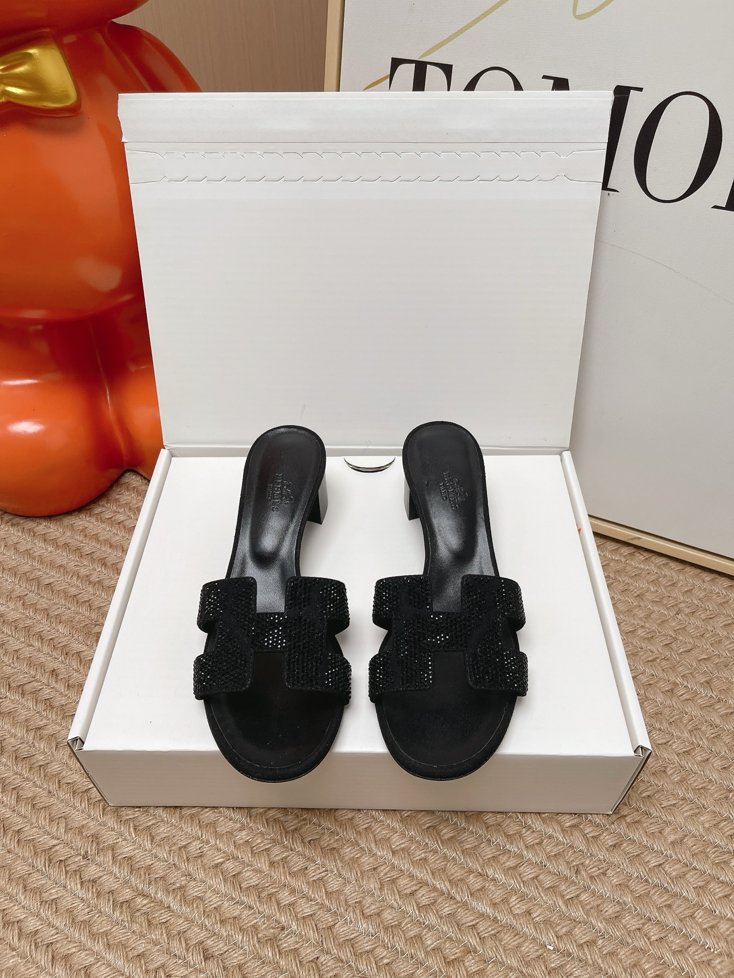 NO:871216,Top version (packaged in a synchronous airplane box on the official website) Hermes Spring and Summer Classic Thick Heel Flat H Slippers Classic H Slippers, a must-have style for every summer!  One of the must-have items on every girl’s wish list!  Whether it’s daily wear or traveling, it’s really stylish and doesn’t need to be too high!  All materials are directly original Italian Hermès materials!  The advantage of genuine Italian leather is that it feels very good, and while keeping the leather soft and delicate, it also makes the overall shoe very three-dimensional. How can I put it, the overall style is very stylish!  Don’t miss this classic model!  All raw materials Size#35-39 (40 41 42 customized, non-returnable), slippers, hermes, hermes, slippers19860909顶级版本（官网同步飞机盒包装） Hermes 爱马仕春夏经典款 粗跟 平底 H拖鞋 经典H拖,每个夏天必入的款式！每个女孩 愿望List必收款之一！日常穿搭,还是出去旅游什么的,真的逼格不要太高！ 所有材料都是直接意大利爱马仕材料原装！ 意大利正品的皮料的好处在于 手感特别好 并且在保持皮料柔软细腻的同时 又会让鞋子整体非常立体 怎么说呢 就是整体非常有型！这样的经典款遇到不要错过！ 全原材料 Size#35-39（40 41 42 订做不退换）,拖鞋,hermes,hermes,slippers,Women's Shoes