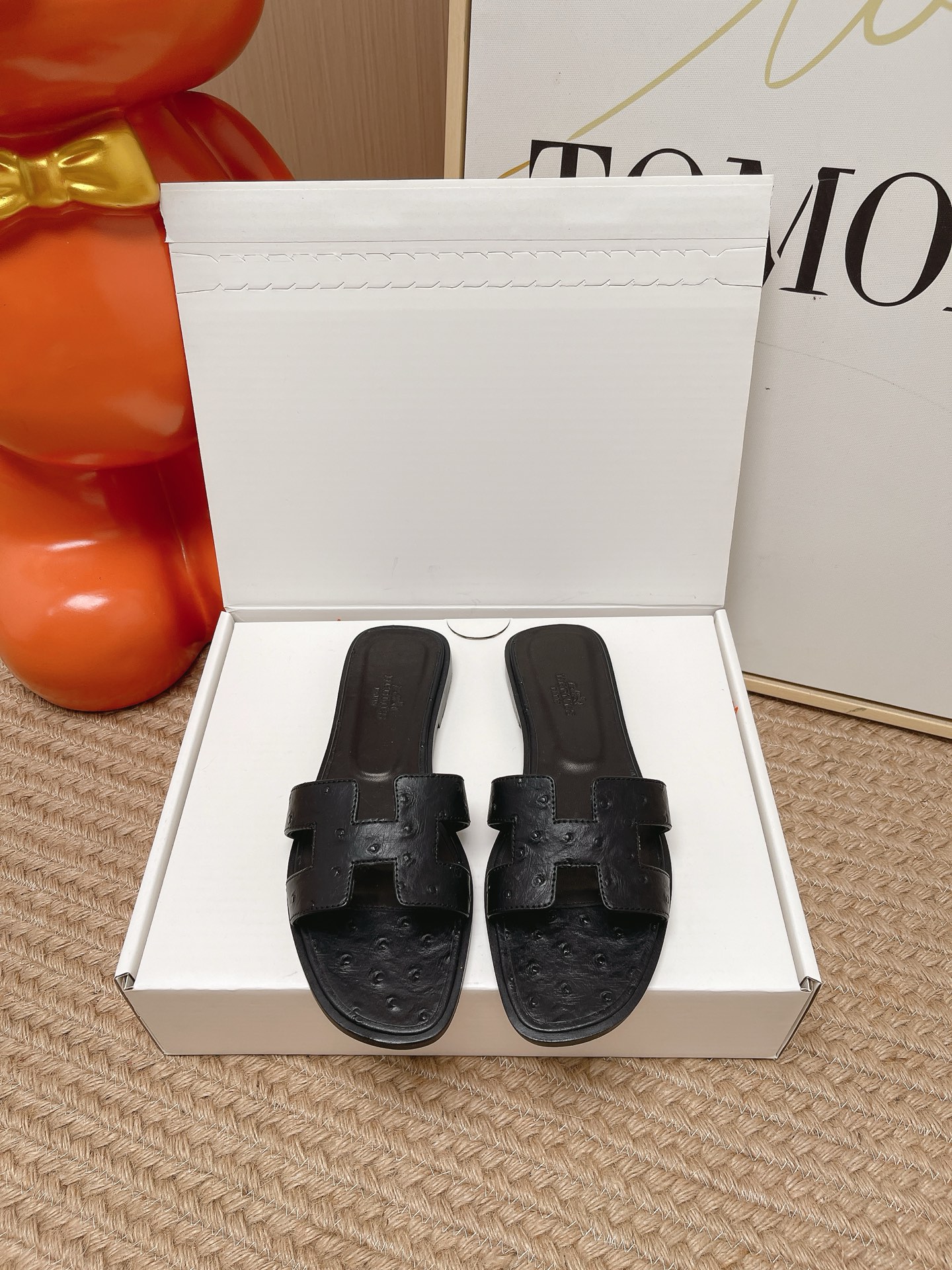 NO:871184,Top version (packaged in a synchronous airplane box on the official website) Hermes Spring and Summer Classic Thick Heel Flat H Slippers Classic H Slippers, a must-have style for every summer!  One of the must-have items on every girl’s wish list!  Whether it’s daily wear or traveling, it’s really stylish and doesn’t need to be too high!  All materials are directly original Italian Hermès materials!  The advantage of genuine Italian leather is that it feels very good, and while keeping the leather soft and delicate, it also makes the overall shoe very three-dimensional. How can I put it, the overall style is very stylish!  Don’t miss this classic model!  All raw materials Size#35-39 (40 41 42 customized, non-returnable), slippers, hermes, hermes, slippers19860909顶级版本（官网同步飞机盒包装） Hermes 爱马仕春夏经典款 粗跟 平底 H拖鞋 经典H拖,每个夏天必入的款式！每个女孩 愿望List必收款之一！日常穿搭,还是出去旅游什么的,真的逼格不要太高！ 所有材料都是直接意大利爱马仕材料原装！ 意大利正品的皮料的好处在于 手感特别好 并且在保持皮料柔软细腻的同时 又会让鞋子整体非常立体 怎么说呢 就是整体非常有型！这样的经典款遇到不要错过！ 全原材料 Size#35-39（40 41 42 订做不退换）,拖鞋,hermes,hermes,slippers,Women's Shoes