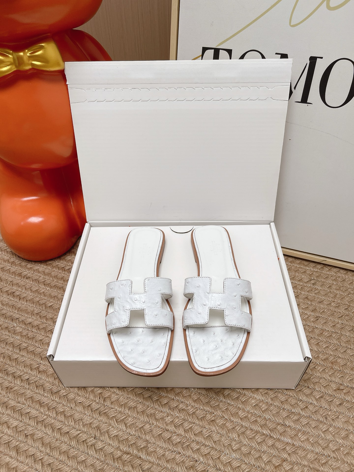 NO:871191,Top version (packaged in a synchronous airplane box on the official website) Hermes Spring and Summer Classic Thick Heel Flat H Slippers Classic H Slippers, a must-have style for every summer!  One of the must-have items on every girl’s wish list!  Whether it’s daily wear or traveling, it’s really stylish and doesn’t need to be too high!  All materials are directly original Italian Hermès materials!  The advantage of genuine Italian leather is that it feels very good, and while keeping the leather soft and delicate, it also makes the overall shoe very three-dimensional. How can I put it, the overall style is very stylish!  Don’t miss this classic model!  All raw materials Size#35-39 (40 41 42 customized, non-returnable) p, slippers, hermes, hermes, slippers19860909顶级版本（官网同步飞机盒包装） Hermes 爱马仕春夏经典款 粗跟 平底 H拖鞋 经典H拖,每个夏天必入的款式！每个女孩 愿望List必收款之一！日常穿搭,还是出去旅游什么的,真的逼格不要太高！ 所有材料都是直接意大利爱马仕材料原装！ 意大利正品的皮料的好处在于 手感特别好 并且在保持皮料柔软细腻的同时 又会让鞋子整体非常立体 怎么说呢 就是整体非常有型！这样的经典款遇到不要错过！ 全原材料 Size#35-39（40 41 42 订做不退换）p,拖鞋,hermes,hermes,slippers,Women's Shoes