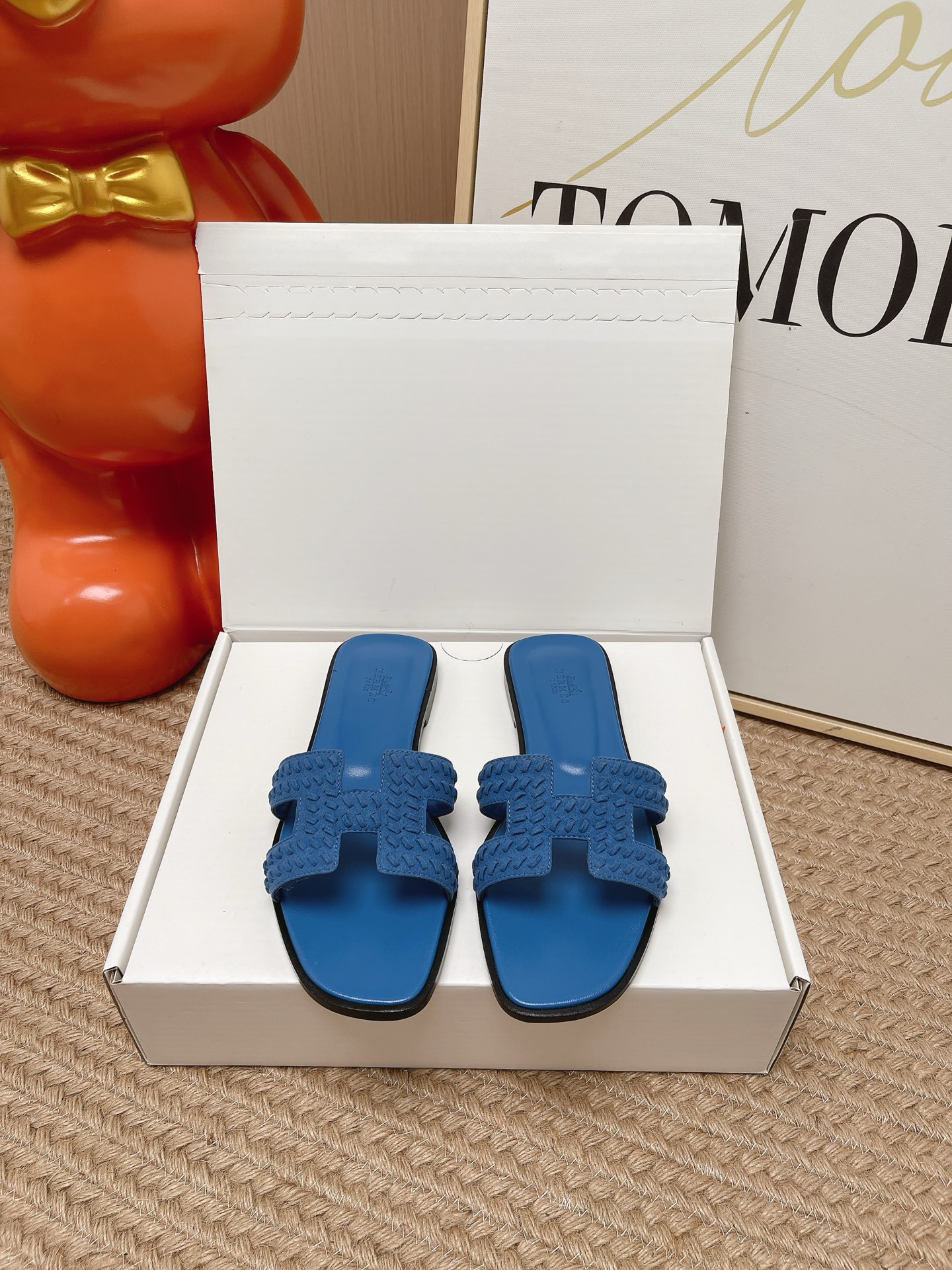 NO:873935,Top version (packaged in a synchronous airplane box on the official website) Hermes Spring and Summer Classic Thick Heel Flat H Slippers Classic H Slippers, a must-have style for every summer!  One of the must-have items on every girl’s wish list!  Whether it’s daily wear or traveling, it’s really stylish and doesn’t need to be too high!  All materials are directly original Italian Hermès materials!  The advantage of genuine Italian leather is that it feels very good, and while keeping the leather soft and delicate, it also makes the overall shoe very three-dimensional. How can I put it, the overall style is very stylish!  Don’t miss this classic model!  All raw materials Size#35-39 (40 41 42 customized, non-returnable), slippers, hermes, hermes, slippers19860909顶级版本（官网同步飞机盒包装） Hermes 爱马仕春夏经典款 粗跟 平底 H拖鞋 经典H拖,每个夏天必入的款式！每个女孩 愿望List必收款之一！日常穿搭,还是出去旅游什么的,真的逼格不要太高！ 所有材料都是直接意大利爱马仕材料原装！ 意大利正品的皮料的好处在于 手感特别好 并且在保持皮料柔软细腻的同时 又会让鞋子整体非常立体 怎么说呢 就是整体非常有型！这样的经典款遇到不要错过！ 全原材料 Size#35-39（40 41 42 订做不退换）,拖鞋,hermes,hermes,slippers,Women's Shoes