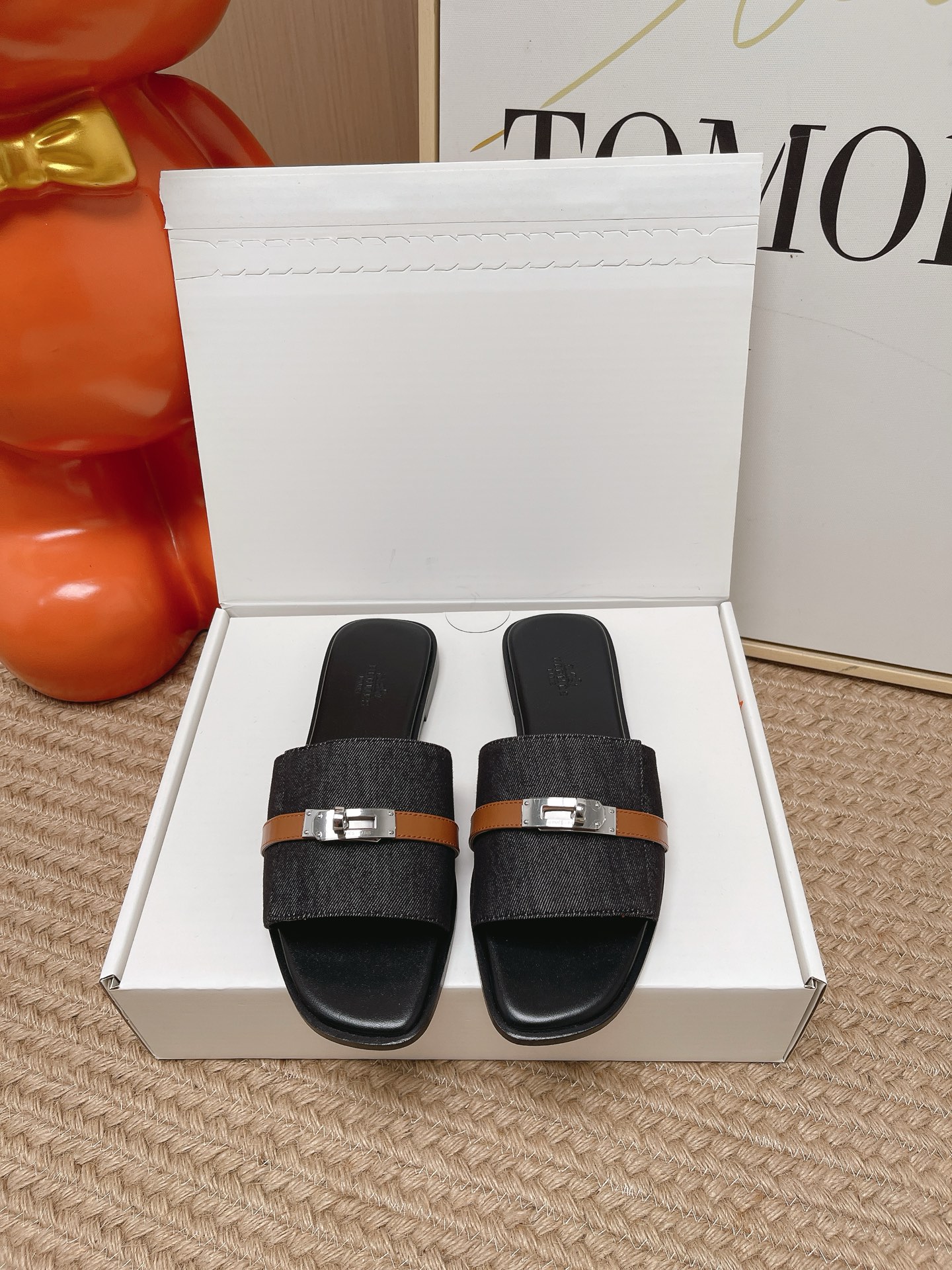 NO:873941,Top version (packaged in an airplane box on the official website) HERMES Kelly buckle new slippers are more fashionable than the classic H!  At first glance, I can’t resist the temptation. It’s such a good hobby and super foreign style!  Paired with the Kelly buckle, it feels more refined and comfortable than the previous H drag!  Kelly is my favorite in spring and summer, so you can’t miss it!  !  This summer, we still need a pair of slippers like this. The uppers are handmade with cowhide, layered leather craftsmanship, exquisite cut, clear cutting lines, Kelly buckles with three-dimensional points and exposed stitching show exquisite craftsmanship. The inner sole is wrapped in comfortable leather, fresh and fashionable, and it is the first choice for travel!  !  The design is simple and smooth, creating a fashionable and soft look. Size35-42 (40/41/42 customization is not returnable), slippers, hermes, hermes, slippers, cowhide19860909顶级版本（官网同步飞机盒包装） HERMES 爱马仕Kelly扣新款拖鞋 比经典的H拖洋气哦第！一眼看有到种抵挡不住诱的惑,真好的爱好爱级超洋气！搭配Kelly扣感觉比前之的H拖,更加精致皮全的舒适感也很OK！ 春夏独爱Kelly扣绝,对不能错过！！这个天夏依旧很需一要双这样拖的鞋,鞋面以牛皮工手制作,层皮叠革工艺,精致剪,裁线条分明,立体点特缀别的Kelly扣外露缝线尽显湛精工艺,底内包裹舒适真皮,清新时尚,是行出优选的品单！！ 设计简约流,畅打造时尚美柔造型 Size35-42（40/41/42定制不退换）,拖鞋,hermes,hermes,slippers,cowhide,Women's Shoes