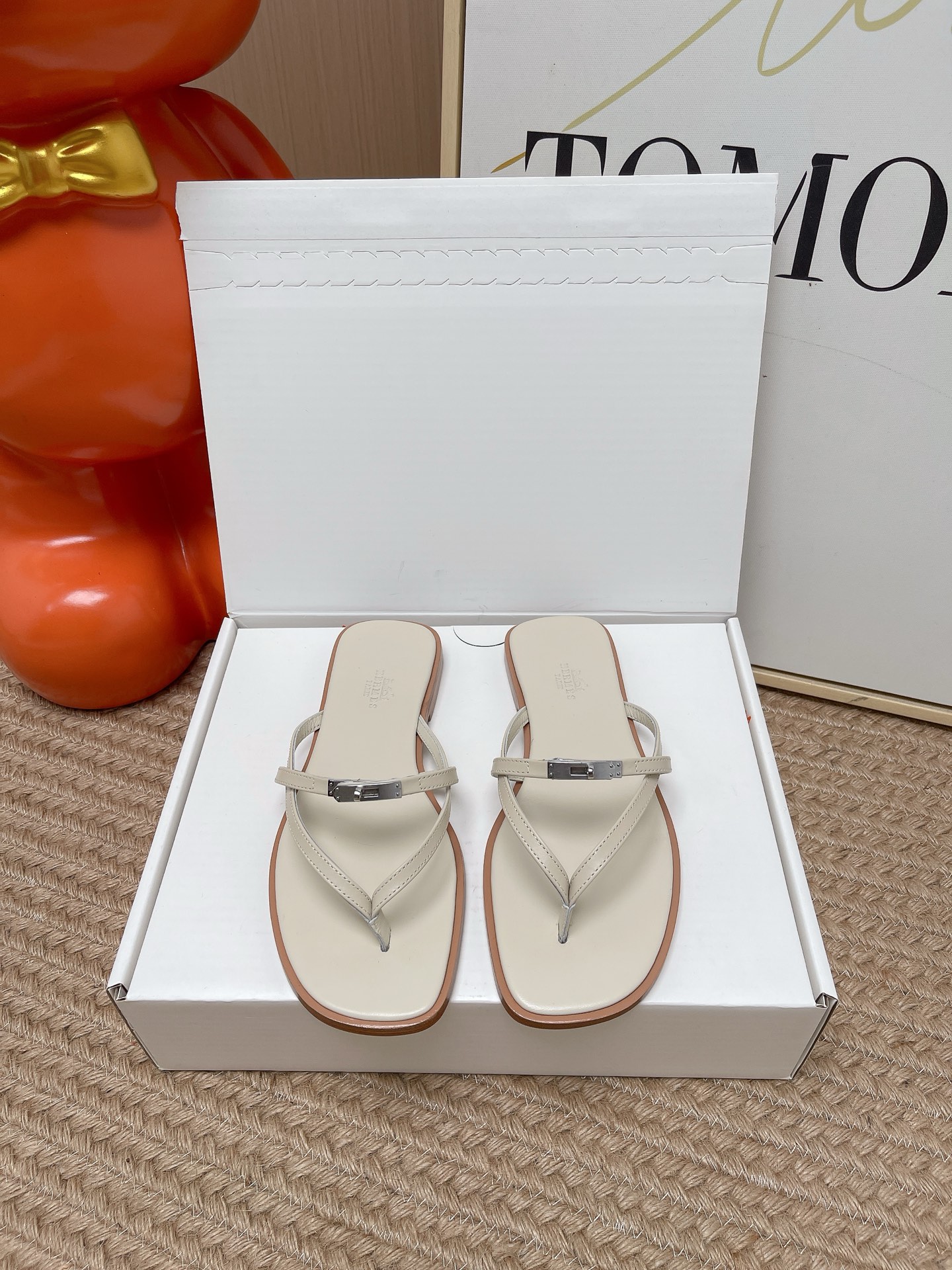 NO:873929,Top version (packaged in an airplane box on the official website) Hermes Miss kelly buckle flip-flops. Calf leather sandals, with mini version of the classic kelly shoe buckle. The cross design presents a simple and soft shape. The upper is original imported calf leather/cowhide lining. Imported genuine leather outsole.  size35-39 (40/41/42 customization is not returnable), split-toe shoes, hermes, hermes, sandals, slippers, cowhide, Leather soles19860909顶级版本（官网同步飞机盒包装） Hermes爱马仕Miss kelly扣夹趾平底人字拖鞋 小牛皮凉鞋,搭配迷你版的经典kelly鞋扣· 交叉设计呈现简约柔美造型 鞋面为原版进口小牛皮/ 牛皮内里 进口真皮大底 size35-39（40/41/42定制不退换）,分趾鞋,hermes,hermes,sandals,slippers,cowhide,Leather soles,Women's Shoes