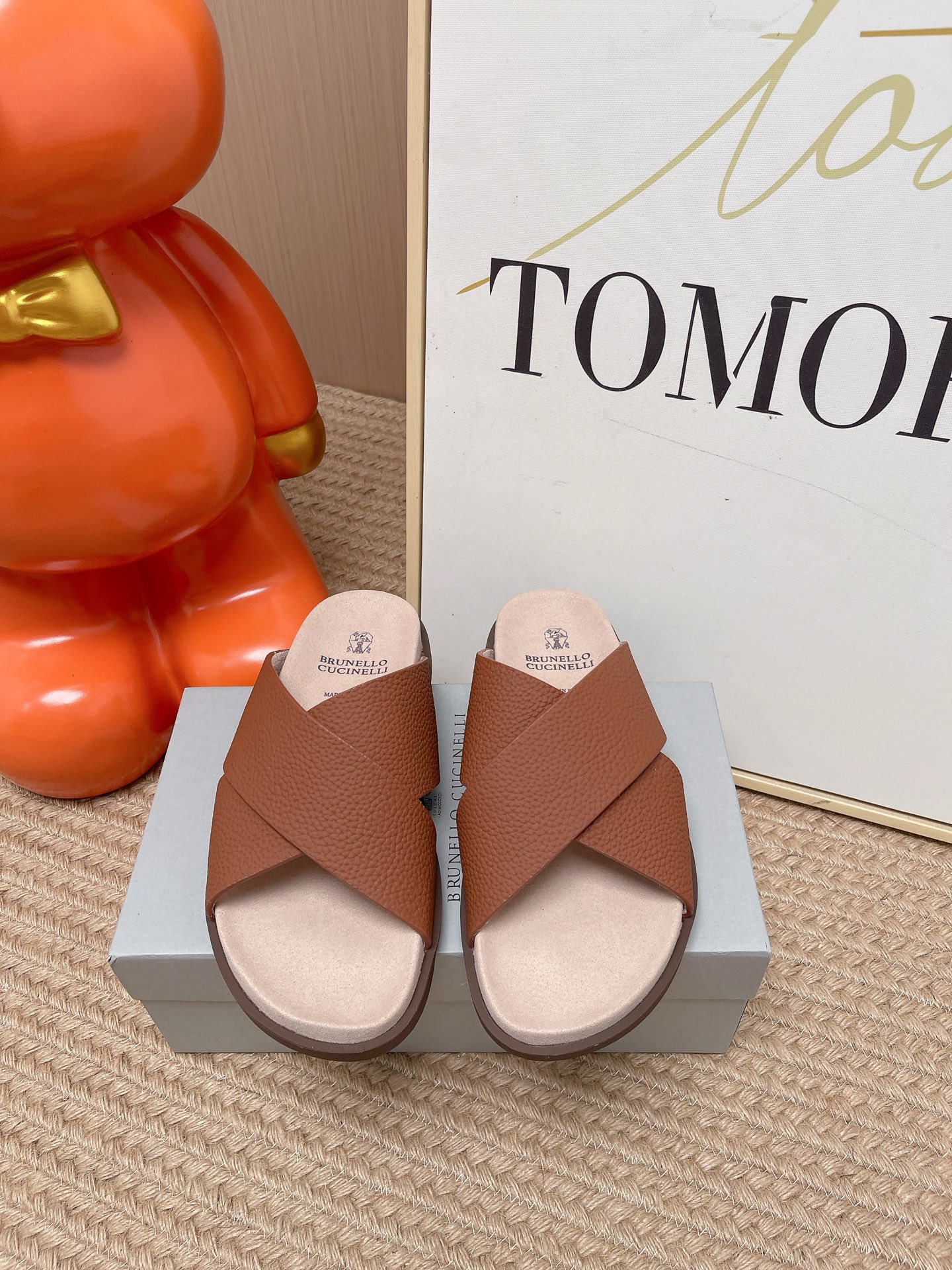 NO:873917,: Brunello Cucinelli BC men's casual sandals | The fabric of this sandal and slipper is made of high-mercerized frosted cowhide imported from Italy | Can be used by both fat and thin feet | Rubber foam outsole with high density and elasticity | Wear-resistant and not easy to deform | The shape of this sandal is classic and never goes out of style | The personalized logo on the outsole and the unique water ripple groove design | The level of luxury is instantly overwhelming  Size39-44 (customized at 45.46), slippers, brunello cucinelli, slippers, cowhide19860909: Brunello Cucinelli BC男士休闲男凉拖鞋｜此款凉拖鞋鞋面料采用意大利进口高丝光磨砂牛皮｜脚肥廋都可以驾驭｜密度弹性大的橡胶发泡大底｜耐磨不易变形｜此款凉拖鞋鞋型堪称经典永不过时｜外底上的个性logo和独特的水波纹凹槽设计｜奢华度瞬间爆棚 Size39-44（45.46定做）,拖鞋,brunello cucinelli,slippers,cowhide,Women's Shoes