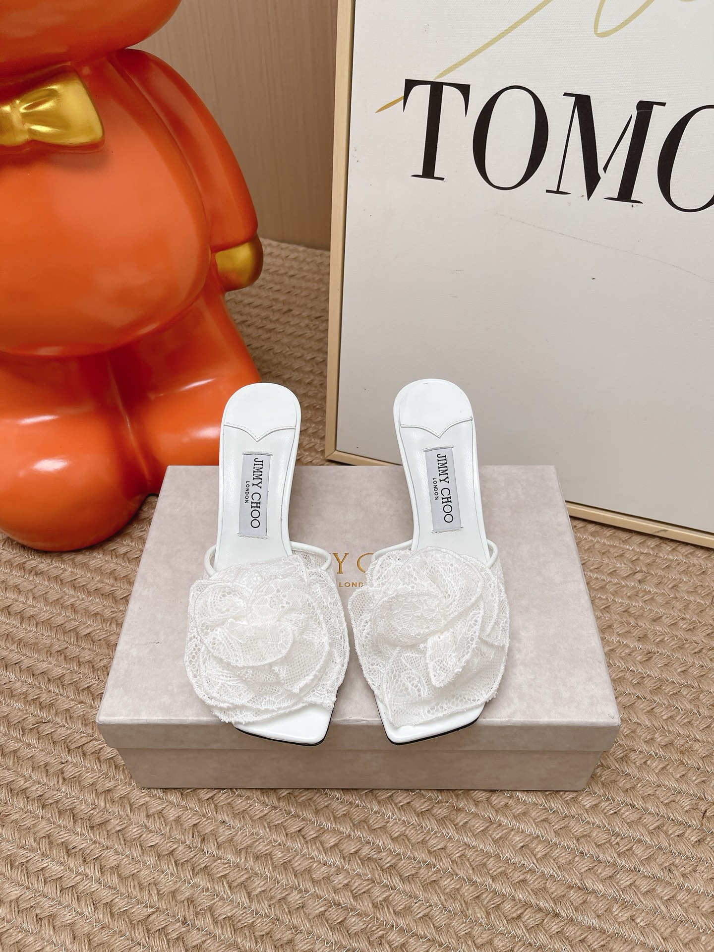 NO:873901,Top version JimmyChoo 2026 spring and summer new products, the latest model in the counter, lace rose single shoes and slippers, lace high heels, exquisite lace + satin splicing, three-dimensional flowers on the upper are super elegant and romantic. The stiletto heels are about 5-7cm, elongating the leg lines, and the back strap design is more stable and easy to put on and take off. Whether it is weddings, parties or daily matching skirts, it is brilliant, easily enhancing the sophistication of the look. Jimmy Choo is famous for its high-end customization and fashion design, and is a must-have for exquisite girls' shoe cabinets! Heel height 4.5/6.5cm, size 35~39 (40.41 custom-made, non-refundable), high heels and slippers, jimmy choo, jimmy choo, high heels, slippers, skirts19860909顶级版本 JimmyChoo 吉米周 2026春夏新品 专柜最新款 蕾丝玫瑰单鞋拖鞋 蕾丝高跟鞋,精致蕾丝+缎面拼接,鞋面立体花朵超优雅浪漫.细高跟约5-7cm,拉长腿部线条,后空绑带设计更稳固,穿脱方便.无论婚礼、派对还是日常搭配裙装都很出彩,轻松提升造型精致感.Jimmy Choo以高端定制和时尚设计著称,是精致女孩的鞋柜必备！ 跟高4.5/6.5cm 尺码35~39（40.41定做不退换）,高跟鞋拖鞋,jimmy choo,jimmy choo,high heels,slippers,skirts,Women's Shoes