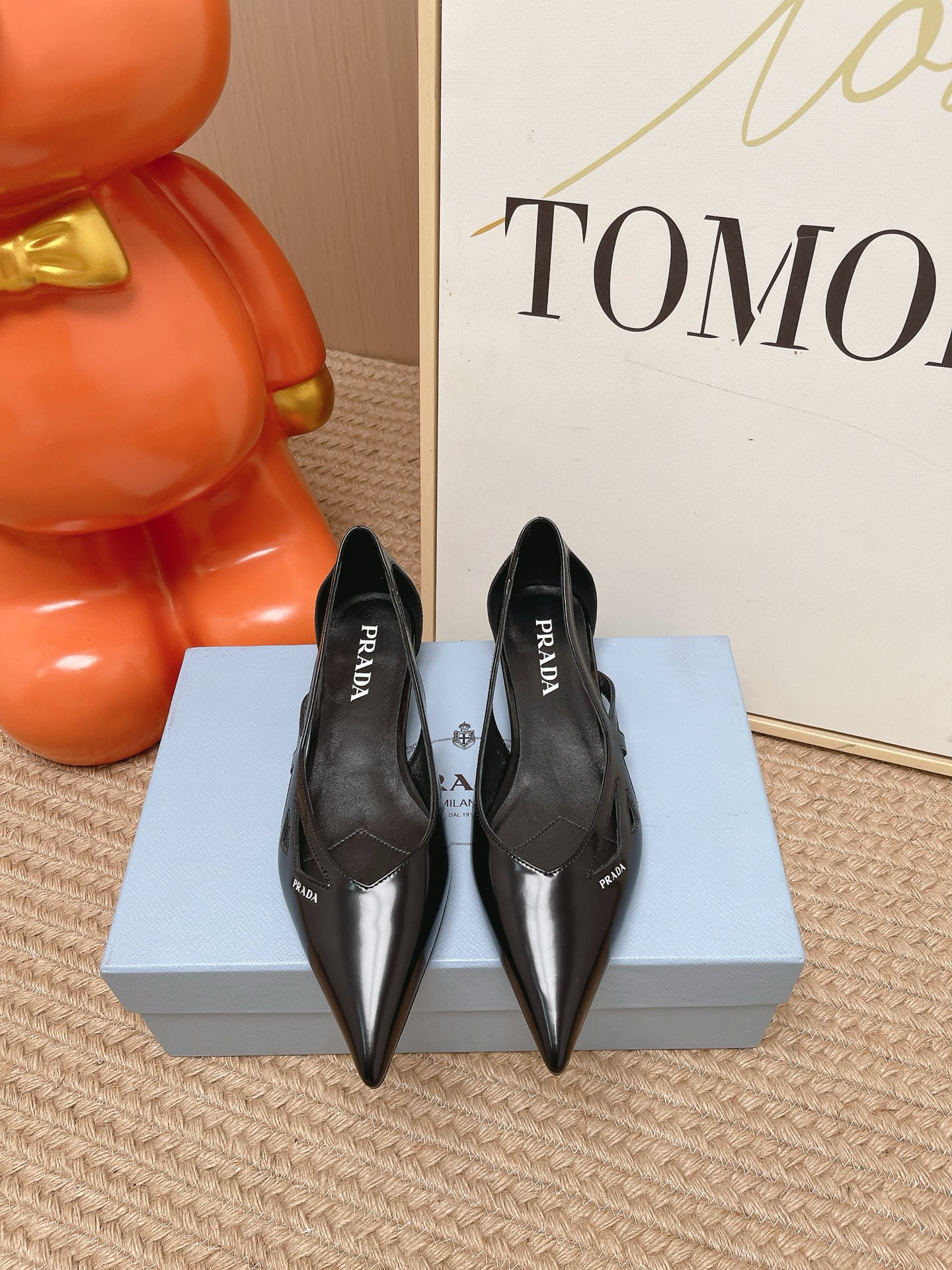 NO:873890,Top version Prada Prada's new stunning pointed toe flat shoes. Minimalist beauty that has been missing in the fashion industry for a long time. Classic fashion color matching. Effortless elegance is coming. Fashionable, exquisite and beautiful. Pointed toe. Open edge beads. Fashionable temperament. Simple new daily slippers. Beautiful and high-end slippers. This slipper is super good on the foot and can elongate the leg shape. The material is original imported open edge beaded cowhide, sheepskin lining, outsole, genuine leather sole, high flat heel.  Size#35-41 (40/41 customized, non-refundable), sandals, prada, prada, sandals, slippers, cowhide, sheepskin19860909顶级版本 Prada 普拉达新款绝美尖头平底单鞋 时尚界久违的极简之美 经典时尚配色 毫不费力的优雅风来袭 时髦 精致 绝美 包头尖头 开边珠外穿时尚气质简约新款日常拖鞋美出高级感拖鞋这款上脚超好而且可以拉长腿型. 面料原版进口开边珠牛皮 内里羊皮内里 大底真皮鞋底 跟高平底 Size#35-41（40/41订做不退换）,凉鞋单鞋,prada,prada,sandals,slippers,cowhide,sheepskin,Women's Shoes