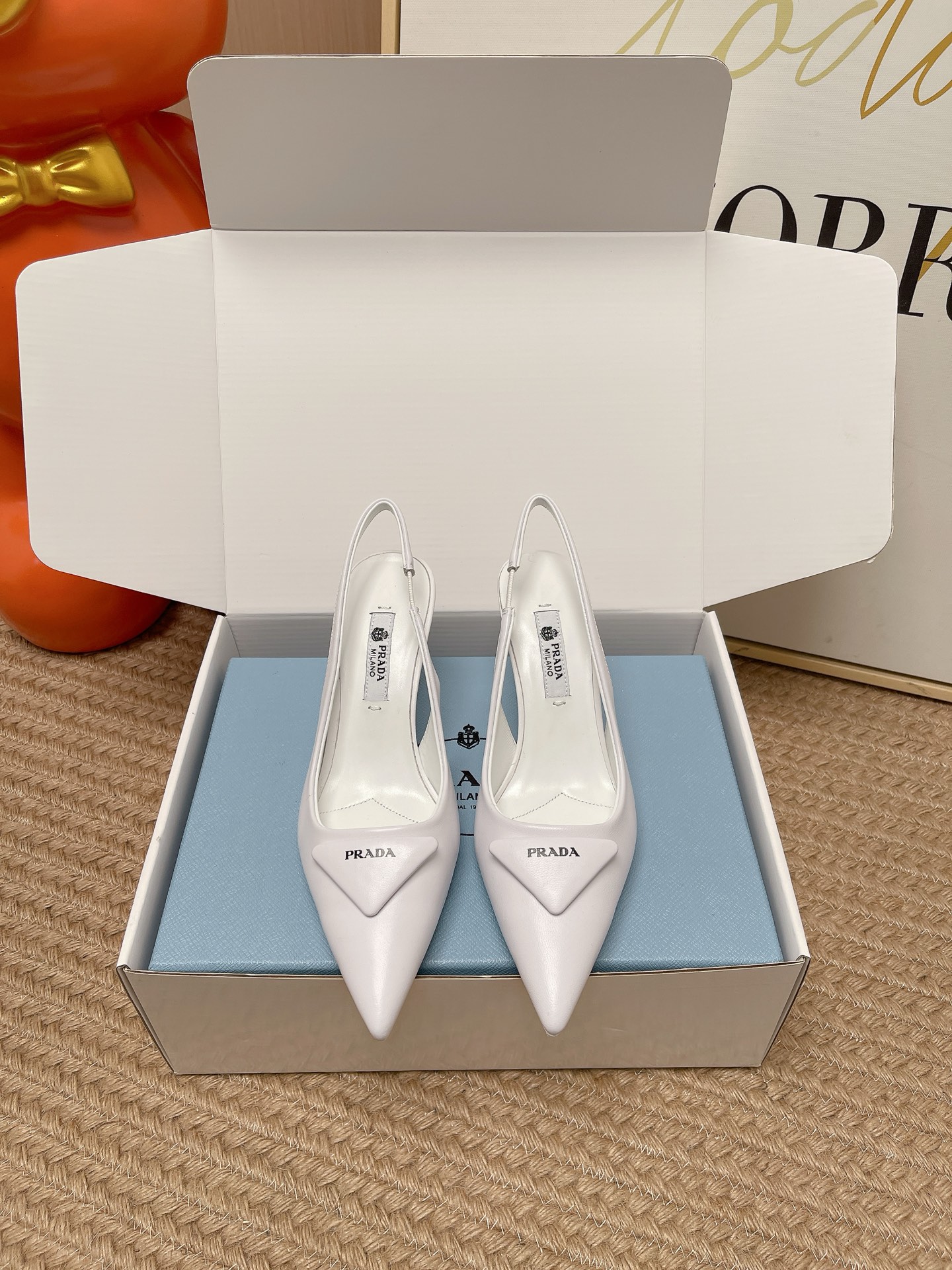 NO:873894,The top version PRADA Prada's new early spring product is pointed toe, triangle logo, single shoes and high heels. The pointed toe design is not only an ingenious idea of elongating the leg shape. The back strap and bow details find a balance between rigidity and softness. It breaks away from the inertial perception of 'comfort is luxury', but uses the skin-friendly texture of the sheepskin lining to achieve dual freedom of mind and body. From commuting suits to dinner dresses, it seamlessly adapts to diverse scenes, allowing women to switch between being capable and feminine.  Every time you set foot, there is a whisper between the metal logo and the ground. It is the resonance of avant-garde design and daily functions. It is also the undefined confidence and edge of contemporary women. Fabric customized patent leather/sheepskin material Genuine leather outsole Size 35-39 (customized for 40), sandals, prada, prada, sandals, high heels, skirts, business suit, sheepskin, Leather soles19860909顶级版本 PRADA 普拉达早春新品尖头 三角标 单鞋鞋高跟鞋 尖头设计不止是拉长腿型的巧思 后饰带与蝴蝶结细节在刚柔之间找到平衡. 它挣脱了“舒适即奢侈”的惯性认知 却以羊皮内里的亲肤质感 实现心灵与身体的双重自由. 从通勤西装到晚宴礼裙 它无缝适配多元场景 让女性在干练与柔美中自主切换. 每一次落脚都是金属徽标与地面的轻语 是先锋设计与日常功能的共鸣 更是当代女性不被定义的底气与锋芒. 面料定制漆皮/羊皮材质 真皮大底 尺码35-39（40定做）,凉鞋单鞋,prada,prada,sandals,high heels,skirts,business suit,sheepskin,Leather soles,Women's Shoes