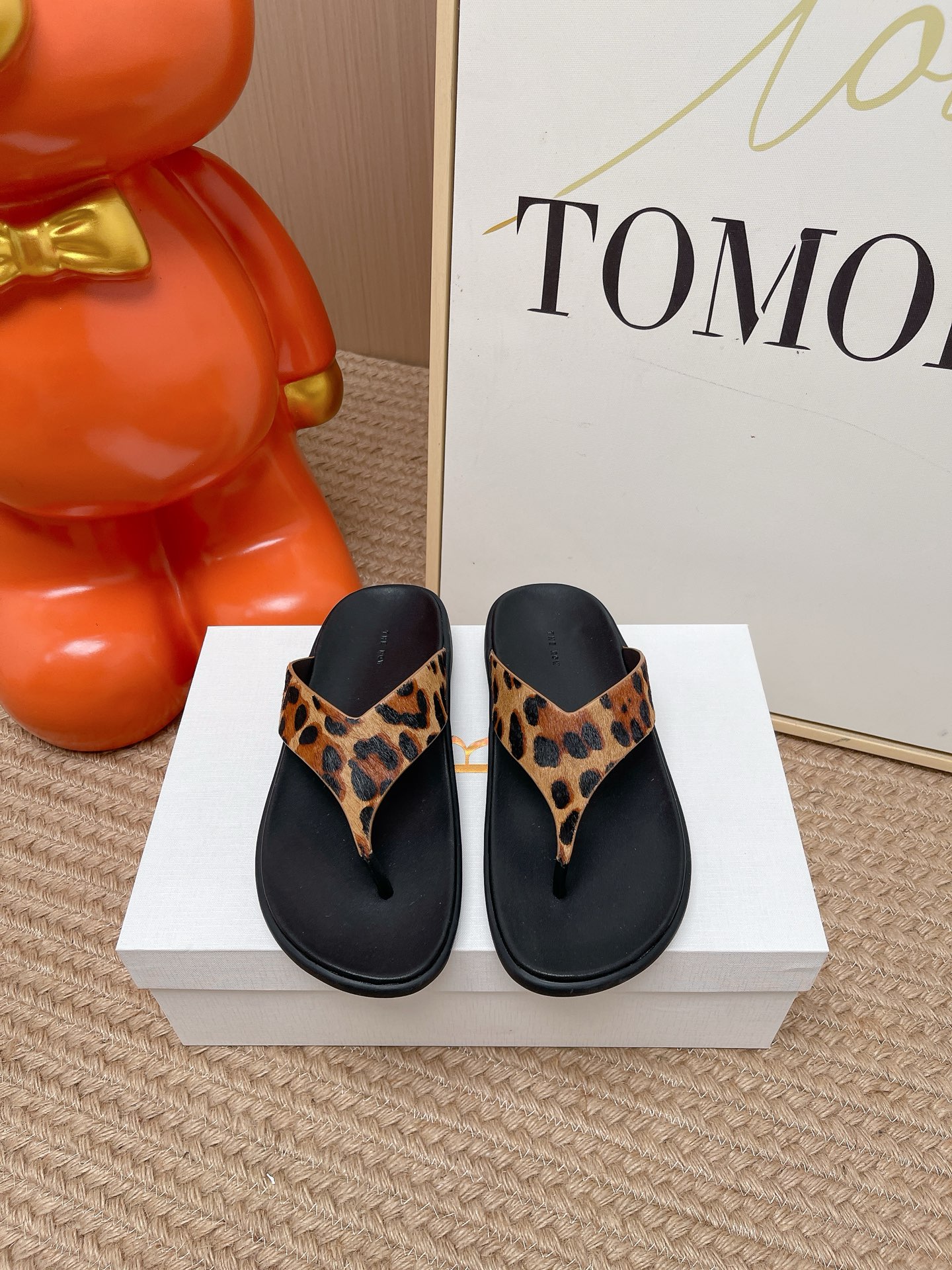 NO:873885,Top version: The row flat slippers, flip-flops, flat slippers, a slipper that will amaze you immediately when you put it on your feet. TR slippers, you won’t regret it when you close your eyes. Everything is just right!  Upper cowhide, sole rubber outsole, size 35-40 (customized for 40), split-toe shoes, slippers, cowhide19860909顶级版本 The row平底拖鞋 夹脚人字拖 平底拖鞋 上脚马上会惊艳到你的一款拖鞋TR拖鞋闭眼入都不会后悔一切那么恰到好处！ 鞋面牛皮 鞋底橡胶大底 码数35-40（40定做）,分趾鞋,slippers,cowhide,Women's Shoes