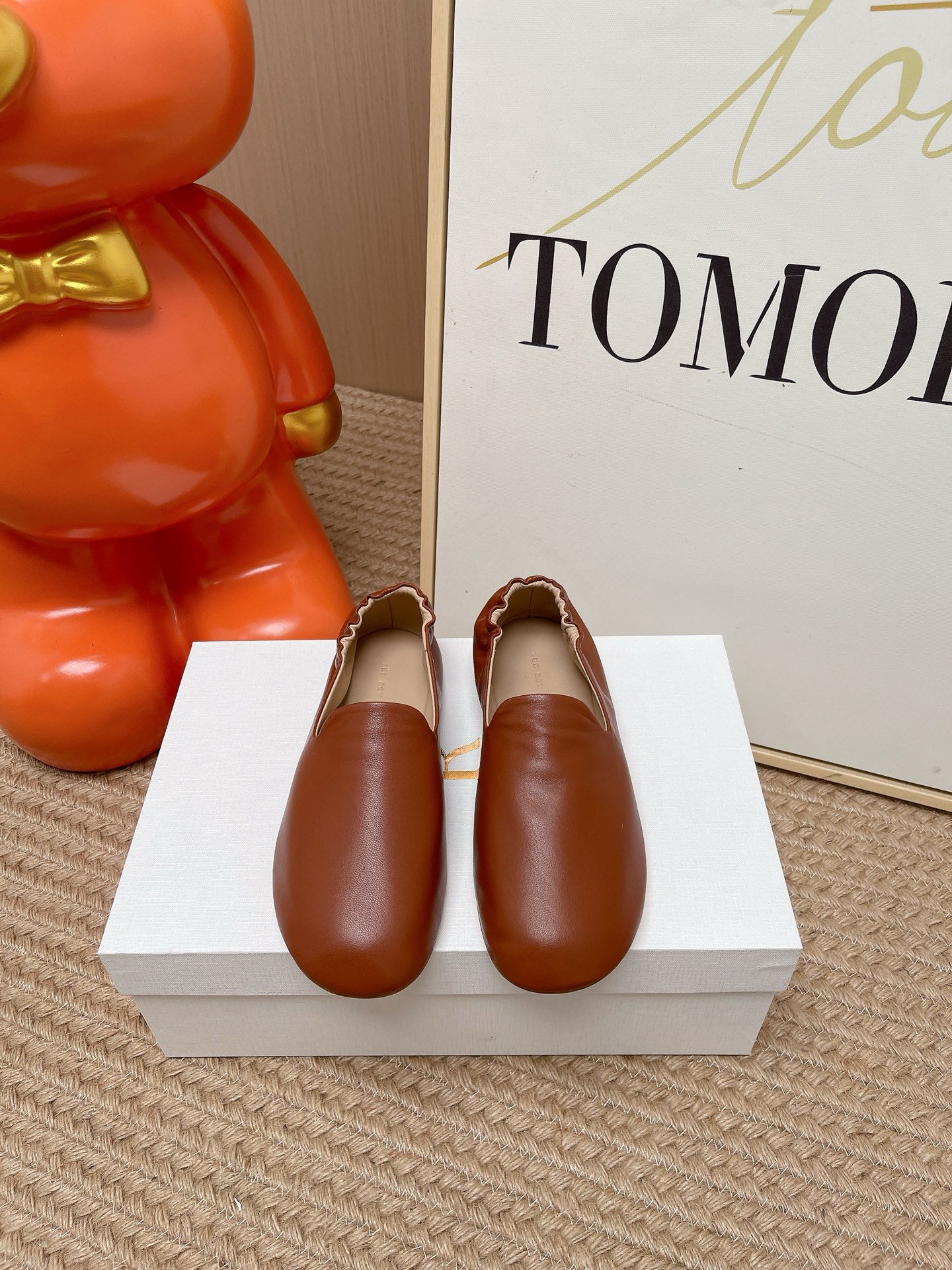 NO:873880,Top version The row 2026 spring and summer new simple elasticated flat Mary Jane shoes granny shoes one-leg loafers. The minimalist and avant-garde design is simple and everyday, yet feminine and sensual. Many Old Celin*, fashion celebrities and independent women are obsessed with it!  Intellectual elegance!  Sheepskin upper, sheepskin lining, Italian genuine leather outsole, size 35-39 (40.41 custom-made, non-returnable), loafers, celine, loafers, mary jane, sheepskin, Leather soles19860909顶级版本 The row2026春夏新款简易后松紧平底玛丽珍单鞋奶奶鞋一脚蹬乐福鞋 极简前卫的设计,简约日常,又不失女性化与感性,让很多Old Celin*、时尚名人和独立女性为它痴迷！知性优雅！ 鞋面羊皮 内里垫脚羊皮 鞋底意大利真皮大底 码数35-39（40.41定做不退换）,乐福鞋,celine,loafers,mary jane,sheepskin,Leather soles,Women's Shoes