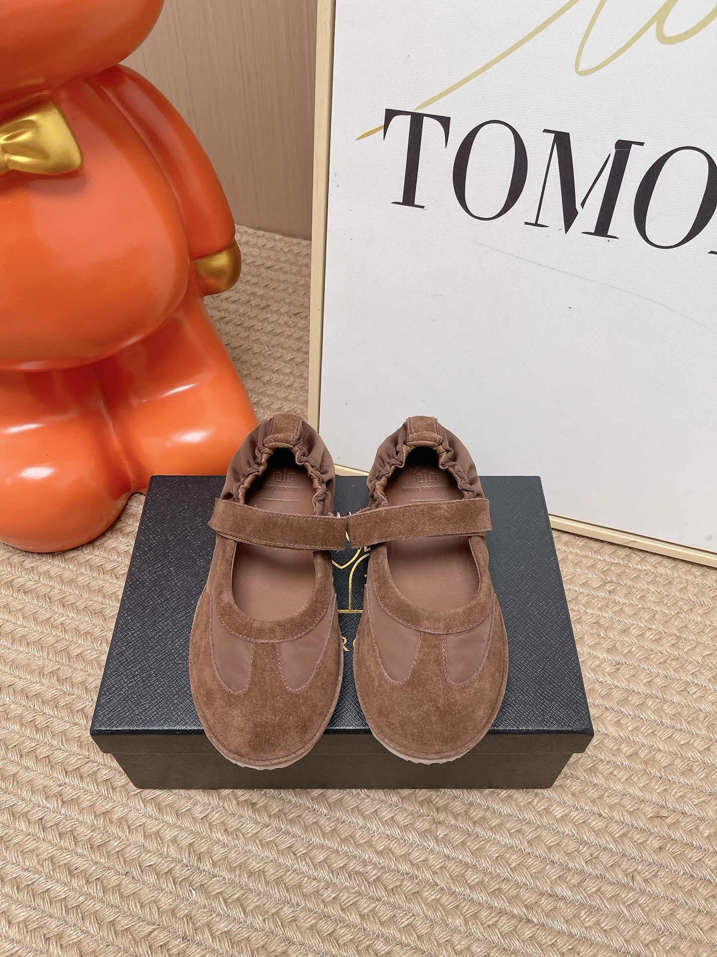 NO:873875,Top version Benci Brothers 26 flat Mary Jane shoes BENCI BROTHERS come from Swiss tradition to create a retro style. The new Velcro ballet loafers really make your heart melt. Except for the detail of a coin sandwiched in the middle, the overall shape of the shoes is very elegant and not bulky~ Upper: imported cowhide Inner: imported sheepskin outsole rubber sole Size 35~39 (40. Customized, non-returnable and non-exchangeable), ballet shoes, loafers, mary  jane,sheepskin19860909顶级版本 Benci Brothers 26款平底玛丽珍鞋 BENCI BROTHERS来自于瑞士传统打造复古风格 新款魔术贴芭蕾乐福鞋真的让人一整个心都融化除了中间夹着一颗钱币这种细节之外、鞋型整体都狠秀气不笨重～ 鞋面:进口牛京 内里:进口羊皮 大底橡胶鞋底 码数35~39 (40.订做不退不换）,芭蕾舞鞋,loafers,mary jane,sheepskin,Women's Shoes
