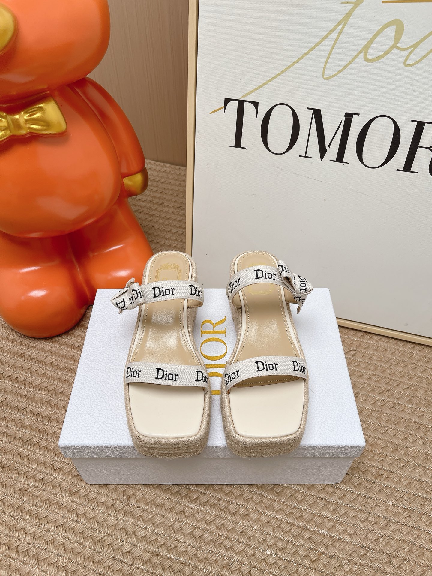 NO:873871,Top version 26ss spring and summer new Dior J'Adior strap wedge sandals classic CD letter web bow square toe thick-soled slippers straw hemp rope bottom platform sandals This J'Adior strap wedge sandals are presented by Jonathan Anderson (Jonathan Anderson), a new interpretation of Dior's classic series, highlighting Dior's exquisite craftsmanship and enhancing style with fashion. Used  Carefully crafted from cotton embroidered fabric, it has a double-strap design. The two-color Dior embroidered ribbon is tied into a flat bow at the top, which is unique. Paired with a 7.5cm black rope wedge heel, it is more refined and elegant. The upper is custom-made with electric embroidery and high-temperature water-soluble cotton technology fabric. The inner lining is sheepskin. The sole is original molded rubber outsole (hand-woven hemp rope midsole). The heel height is 7.5cm size.  35-39 (40.41 custom-made, non-refundable), slippers, dior, dior, slippers, espadrilles, sheepskin19860909顶级版本 26ss春夏新款Dior 迪奥 J'Adior饰带坡跟凉拖鞋经典CD字母织带蝴蝶结方头厚底拖鞋草编麻绳底防水台凉拖鞋 这款J'Adior 饰带坡跟凉拖由乔纳森.安德森(Jonathan Anderson)倾情呈献,全新演绎Dior的经典系列,彰显Dior的精湛工艺,以时尚感提升格调.采用 棉质刺绣面料精心制作,双带设计,双色Dior刺绣饰带于顶部系成扁平蝴蝶结,别具一格.搭配7.5厘米黑色绳编坡跟,更显精致优雅. 鞋面定制电绣高温水溶棉质科技面料 内里垫脚羊皮 鞋底原版开模橡胶大底（手工编织麻绳中底） 跟高7.5cm size 35-39（40.41定做不退换）,拖鞋,dior,dior,slippers,espadrilles,sheepskin,Women's Shoes