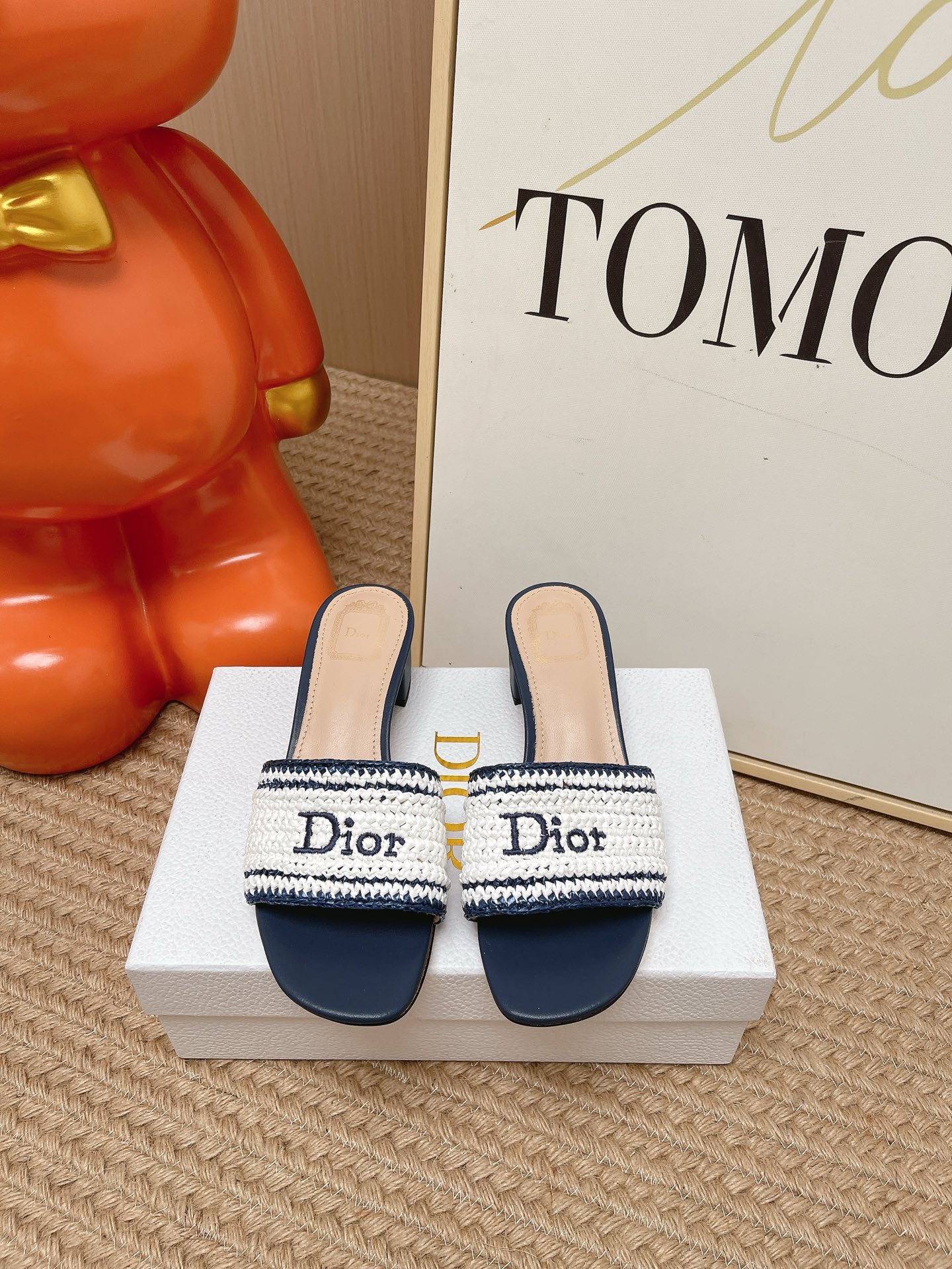 NO:873867,Top version Dior Dior 2026/New French raffia woven sandals. This pair of slippers is made with the brand's iconic letter webbing and matched with a leather footbed of the same color. It is simple yet full of high-end. The clear and neat Dior logo on the webbing adds a gentle and sweet atmosphere. It is a big-name style that can be recognized at a glance.  The matching is very adaptable. Pair it with drapey suit pants for a lazy and casual French atmosphere. Pair it with denim shorts or a floral dress to unlock a fresh and sweet summer look. It can be easily worn for daily outings and beach vacations, and you can wear it effortlessly to look fashionable. Custom-made raffia fabric, sheepskin lining, genuine leather outsole Size 35-41 (40  41 customized), slippers, dior, dior, slippers, espadrilles, skirts, shorts, business suit, sheepskin, Leather soles19860909顶级版本 Dior迪奥2026/ 新款法式拉菲草编织凉拖鞋 这双拖鞋以品牌标志性的字母织带打造,搭配同色系的皮质鞋床,简约中带着满满的高级感,织带上的Dior标识清晰利落又添了几分温柔甜美的气息,是一眼就能认出的大牌格调. 搭配上适配度超高,搭垂感西装裤是慵懒随性的法式氛围,配牛仔短裤或碎花连衣裙又能解锁清新甜美的夏日造型,日常出街、海边度假都能轻hold住,不费力就能穿出时髦感. 面料定制拉菲草 内里羊皮 大底真皮大底 Size35-41（40 41定做）,拖鞋,dior,dior,slippers,espadrilles,skirts,shorts,business suit,sheepskin,Leather soles,Women's Shoes