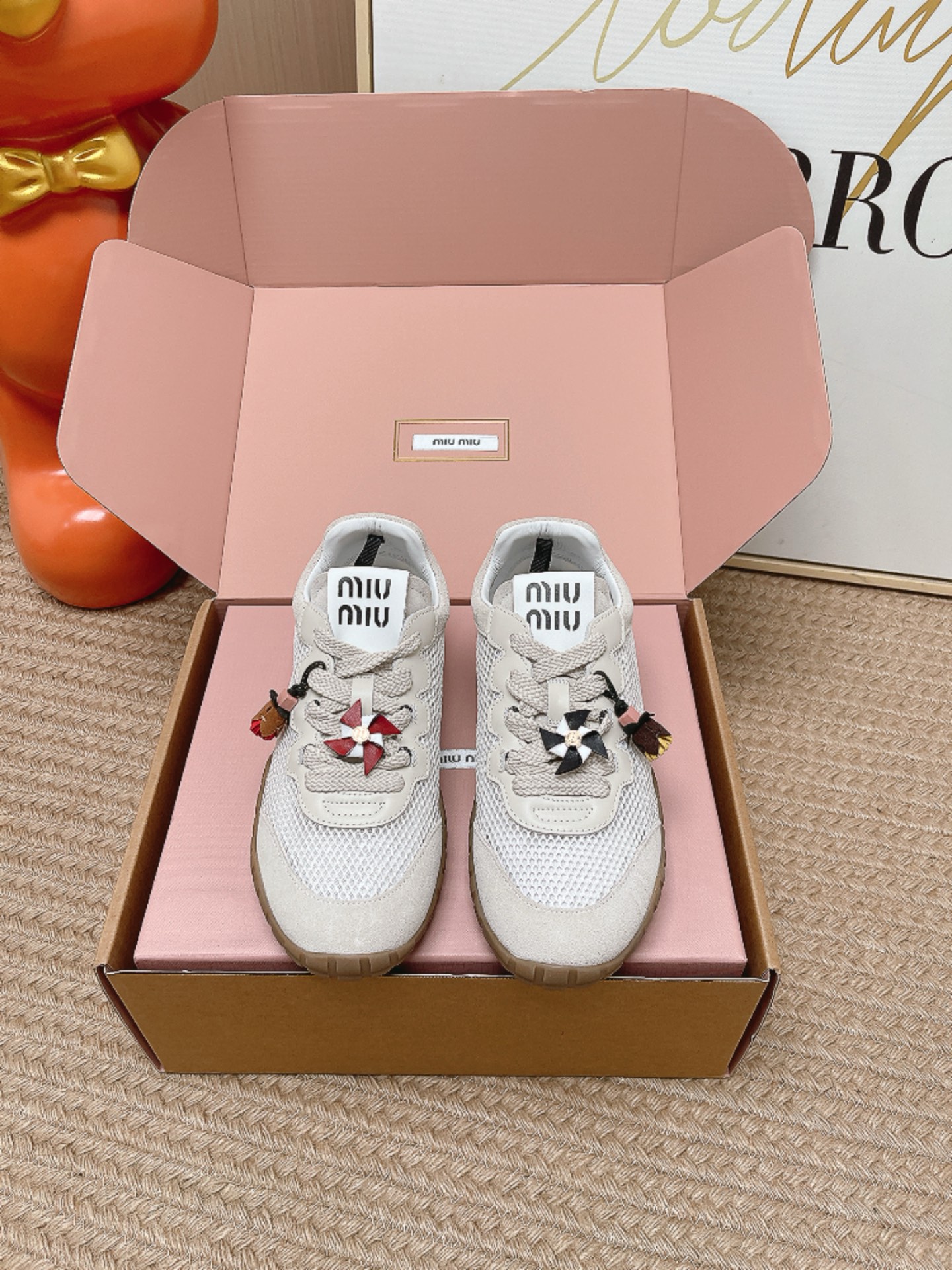 NO:873857,Top Version MIUMIU | Miu Miu Mesh Splicing Sneakers Tire Sole Biscuit Shoes These sneakers are designed with white mesh splicing, breathable and comfortable, embellished with original fasteners, super fun. The tire rubber sole is non-slip and wear-resistant, suitable for daily wear or light exercise!  The overall style is simple and versatile, and it looks more fashionable with light-colored socks. It is very suitable for spring and summer~ The upper is spliced ​​with sheep tendon and breathable mesh, and the sheepskin lining is the original open-molded rubber sole. Size 35-40 (40.41. Customized), casual shoes/sports shoes, miumiu, sneakers, sheepskin, socks19860909顶级版本 MIUMIU｜缪缪网面拼接运动鞋 轮胎底 饼干鞋 这款运动鞋采用白色网面拼接设计,透气又舒适,原版扣件点缀,超有趣味感. 轮胎橡胶鞋底防滑耐磨,日常穿搭或轻运动都OK！整体简约百搭,配浅色袜子更显时尚,春夏季节穿超合适～ 鞋面羊筋拼接透气网 羊皮里 原版开模橡胶底 码数35-40（40.41.订做）,休闲鞋/运动鞋,miumiu,sneakers,sheepskin,socks,Women's Shoes