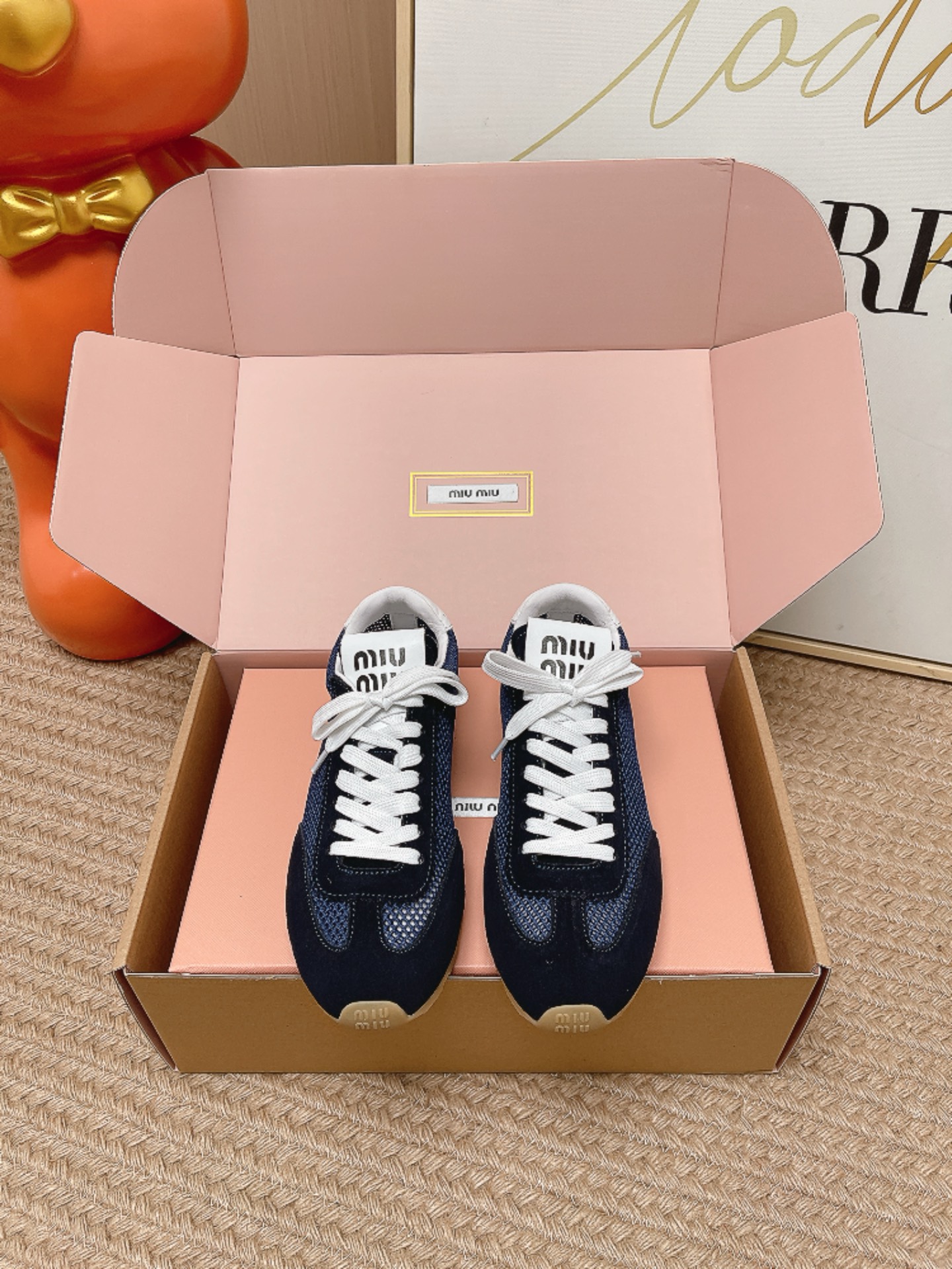 NO:873862,Top version MiuMiu 2026s s Miu Miu’s new moral training shoes, the official website synchronizes the high version!  The original cowhide fabric is paired with exquisite bud edges, and every inch of leather exudes a low-key sense of luxury, making it look 'unconsciously high-end' when worn. The adjustable straps fit the ankle, and are lazy but a little delicate, so you can walk without dragging the wind. The tongue is embellished with the classic MIUMIU letter logo, and the details are ecstatic. Every time you take a shot, it will be an ins-style blockbuster. The large rubber sole is non-slip and wear-resistant  Size 35-39 (custom order of 40 is non-refundable), casual shoes/sports shoes, miumiu, sneakers, cowhide19860909顶级版本 MiuMiu 2026s s 缪缪新款德训鞋 官网同步高版本！原版牛皮面料搭配精致芽边,每一寸皮质都透着低调的奢华感,穿上就是「不刻意的高级」.  可调节绑带贴合脚踝,慵懒中带点小精致,走路带风不拖沓.鞋舌点缀经典MIUMIU字母logo,细节控狂喜,随手一拍都是ins风大片. 大底生胶鞋底防滑耐磨 码数35-39（40订做不退换）,休闲鞋/运动鞋,miumiu,sneakers,cowhide,Women's Shoes