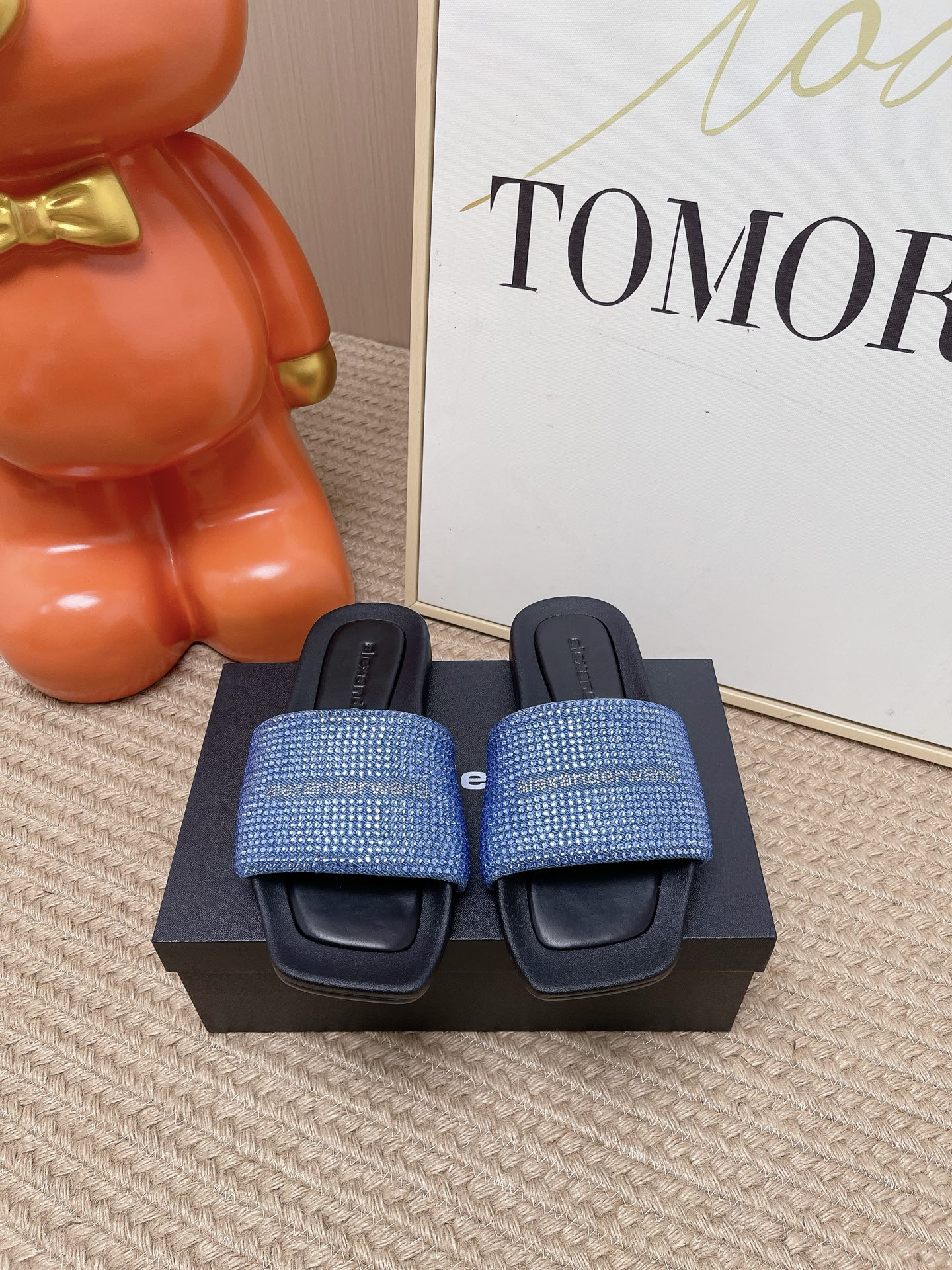 NO:873851,Top version Alexanderwang 2026 early spring new rhinestone women's shoes Alexander Wang letter logo flat square toe open toe sandals Material: imported sheepskin upper with hot Australian rhinestones + water-dyed sheepskin lining + original open molded tup outsole Size: 35-41 (40.41 customized non-refundable), slippers, slippers, sheepskin, sheep19860909顶级版本 Alexanderwang 2026早春新款水钻女鞋 亚历山大.王 字母logo平底方头露趾凉拖鞋 材质:鞋面进口羊猄皮镶烫澳洲水钻+水染羊皮内里+原版开模tup大底 Size:35-41(40.41定制不退换),拖鞋,slippers,sheepskin,sheep,Women's Shoes