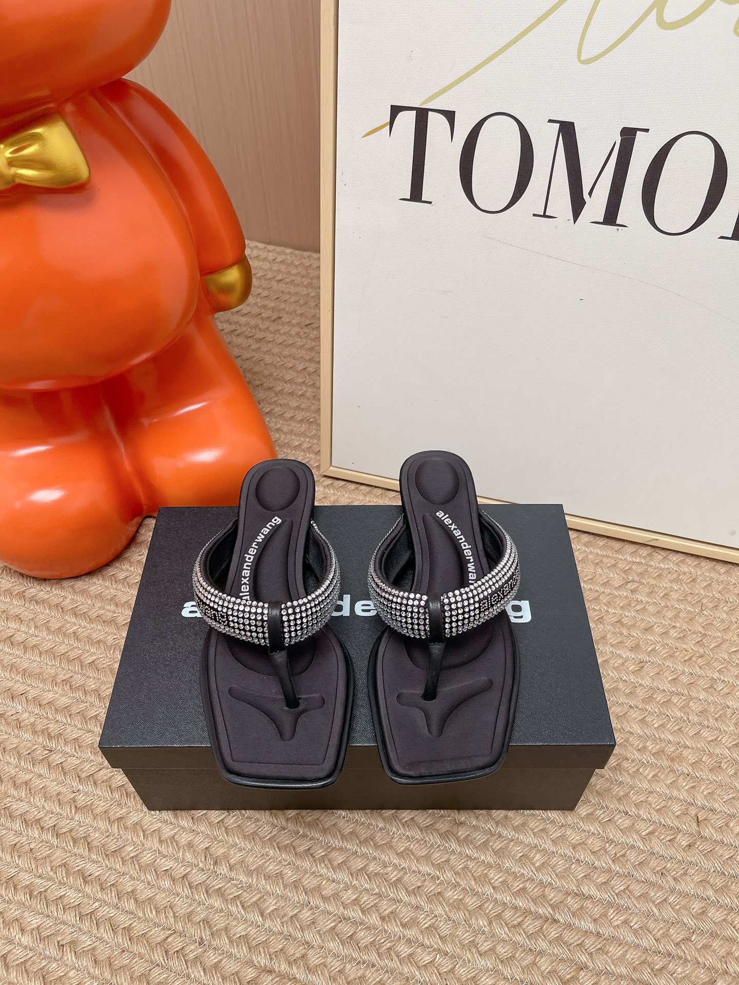 NO:873844,Top version Alexanderwang 2026 early spring new rhinestone women's shoes Alexander Wang letter logo flat square toe open-toe sandals Material: imported sheepskin upper with hot Australian rhinestones + water-dyed sheepskin lining + original leather outsole Size: 35-41 (40.41 customized non-refundable), split-toe shoes, slippers, sheepskin, sheep, Leather soles19860909顶级版本 Alexanderwang 2026早春新款水钻女鞋 亚历山大.王 字母logo平底方头露趾凉拖鞋 材质:鞋面进口羊猄皮镶烫澳洲水钻+水染羊皮内里+原版真皮大底 Size:35-41(40.41定制不退换),分趾鞋,slippers,sheepskin,sheep,Leather soles,Women's Shoes