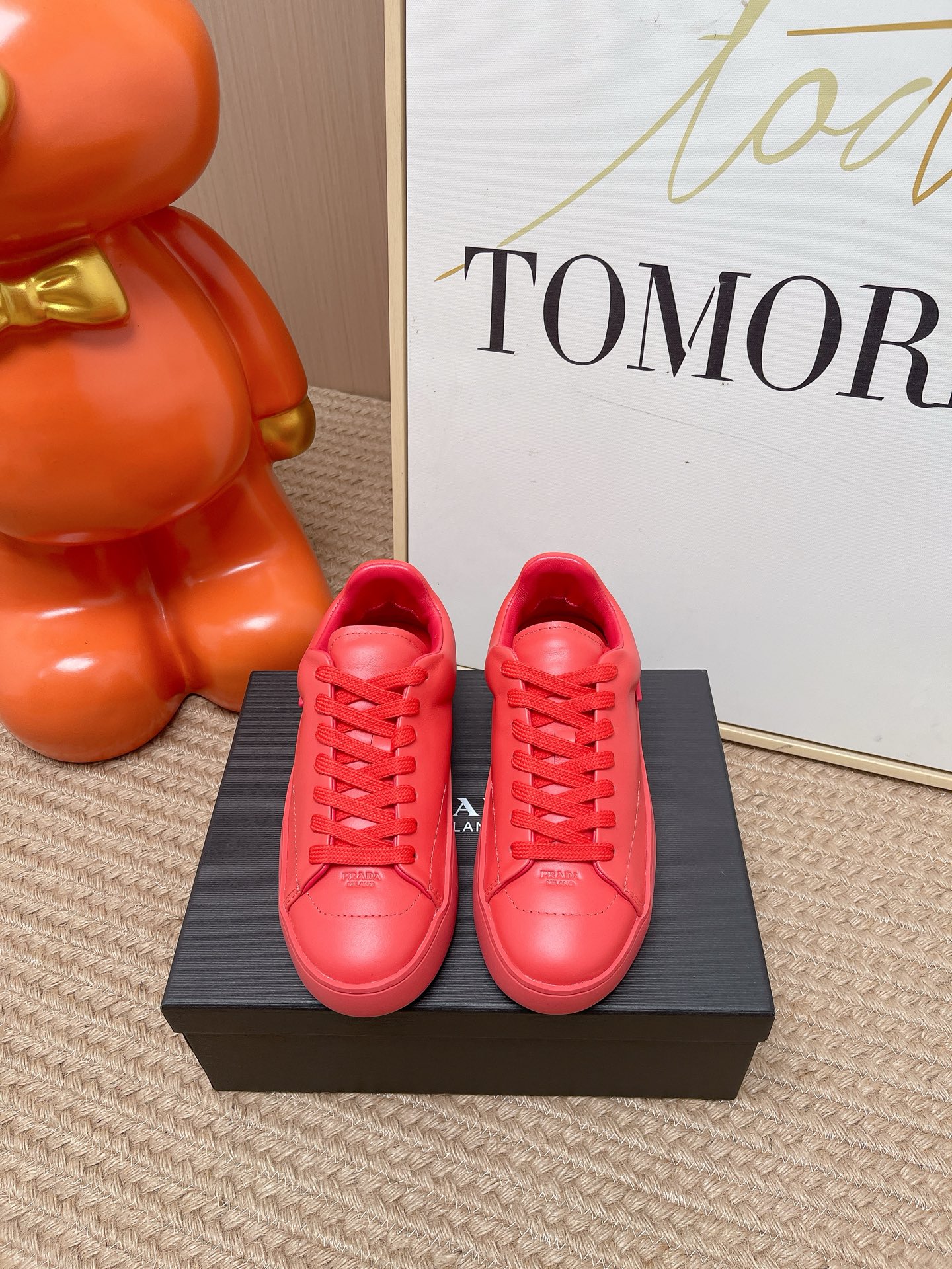 NO:875879,The top version of Prada casual sneakers is a classic upgrade. This sneaker continues the timeless silhouette. It is carefully made of cow leather to enhance the style. The style is lightweight and equipped with a triangle buckle logo. It is suitable for all seasons and can be matched with various casual styles. In an era where various styles are full of eyeballs, the most long-lasting companion is the casual shoe. The upper is environmentally friendly calfskin, and the inner sheepskin outsole is rubber foam outsole. Size women's 35-40 (40)  Customized (non-refundable), casual shoes/sports shoes, prada, prada, sneakers, cowhide, sheepskin19860909顶级版本 Prada普拉达 休闲运动鞋 经典升级 这款运动鞋延续经久不衰的轮廓 .采用牛皮革精心制作, 提升格调.款式轻盈,搭配三角扣标志 四季皆宜,可与各式休闲造型搭配,在各种风格充斥眼球的时代,最能长久陪伴搭配的 一点一点俘获人心的当属休闲鞋. 鞋面环保小牛皮 内里羊皮 大底橡胶发泡大底 Size女35-40（40 订做不退换）,休闲鞋/运动鞋,prada,prada,sneakers,cowhide,sheepskin,Women's Shoes