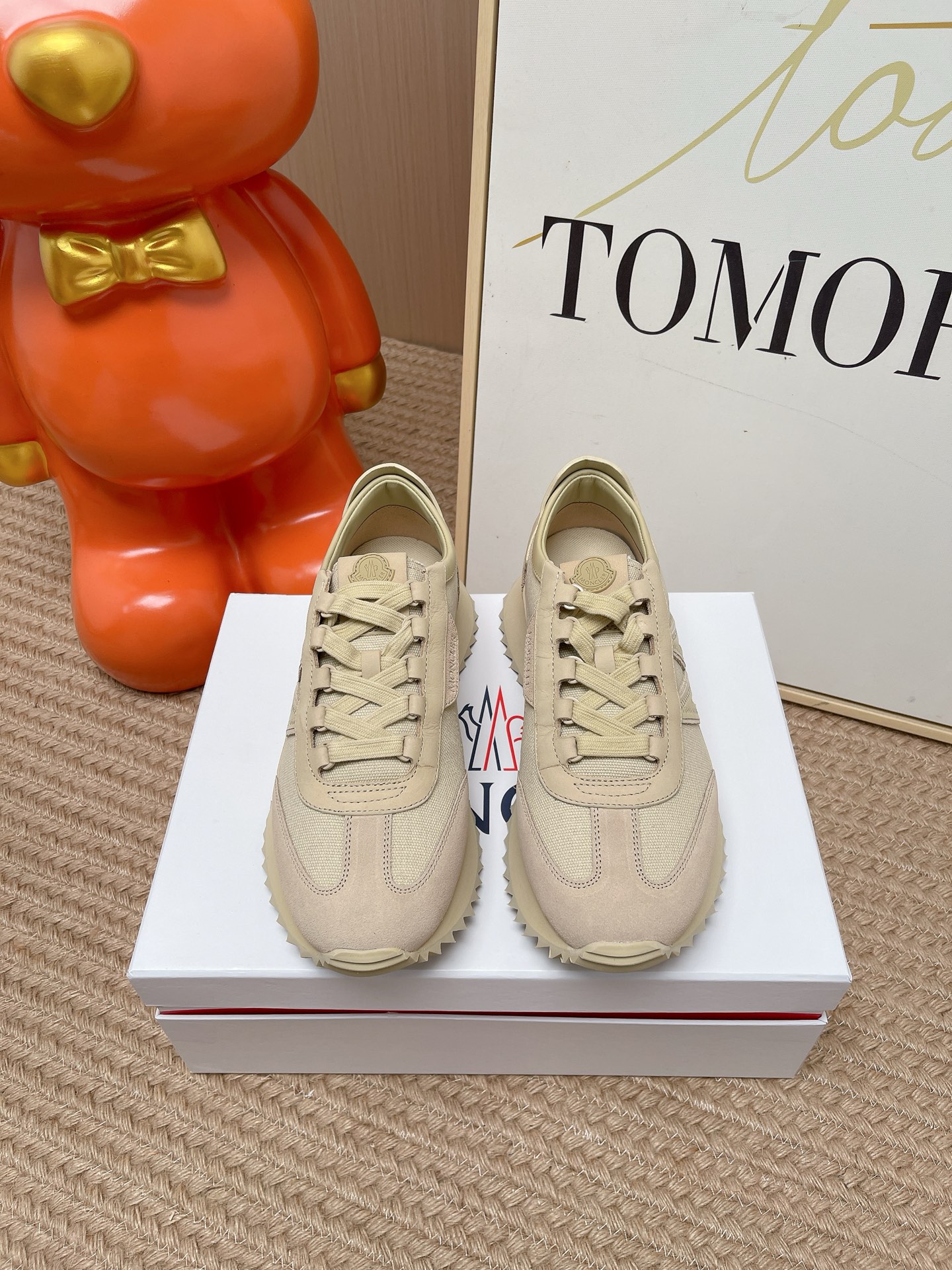 NO:875945,The top version of Moncler's new men's casual sports shoes and retro Forrest Gump shoes are here!  M logo design + serrated outsole, full of retro feel, long legs, suitable for commuting, leisure, and outing, the foot feels soft and fufu, and the fashionable essence is directly locked in!  Size39-44/45 order, casual shoes/sports shoes, Moncler, sneakers19860909顶级版本 Moncler 蒙口新款男士休闲运动鞋 复古阿甘鞋来啦！M标设计+锯齿大底,复古感拉满,上脚显腿长,通勤、休闲、出街全能打,脚感软fufu,时髦精直接锁死！ Size39-44/45订,休闲鞋/运动鞋,Moncler,sneakers,Women's Shoes