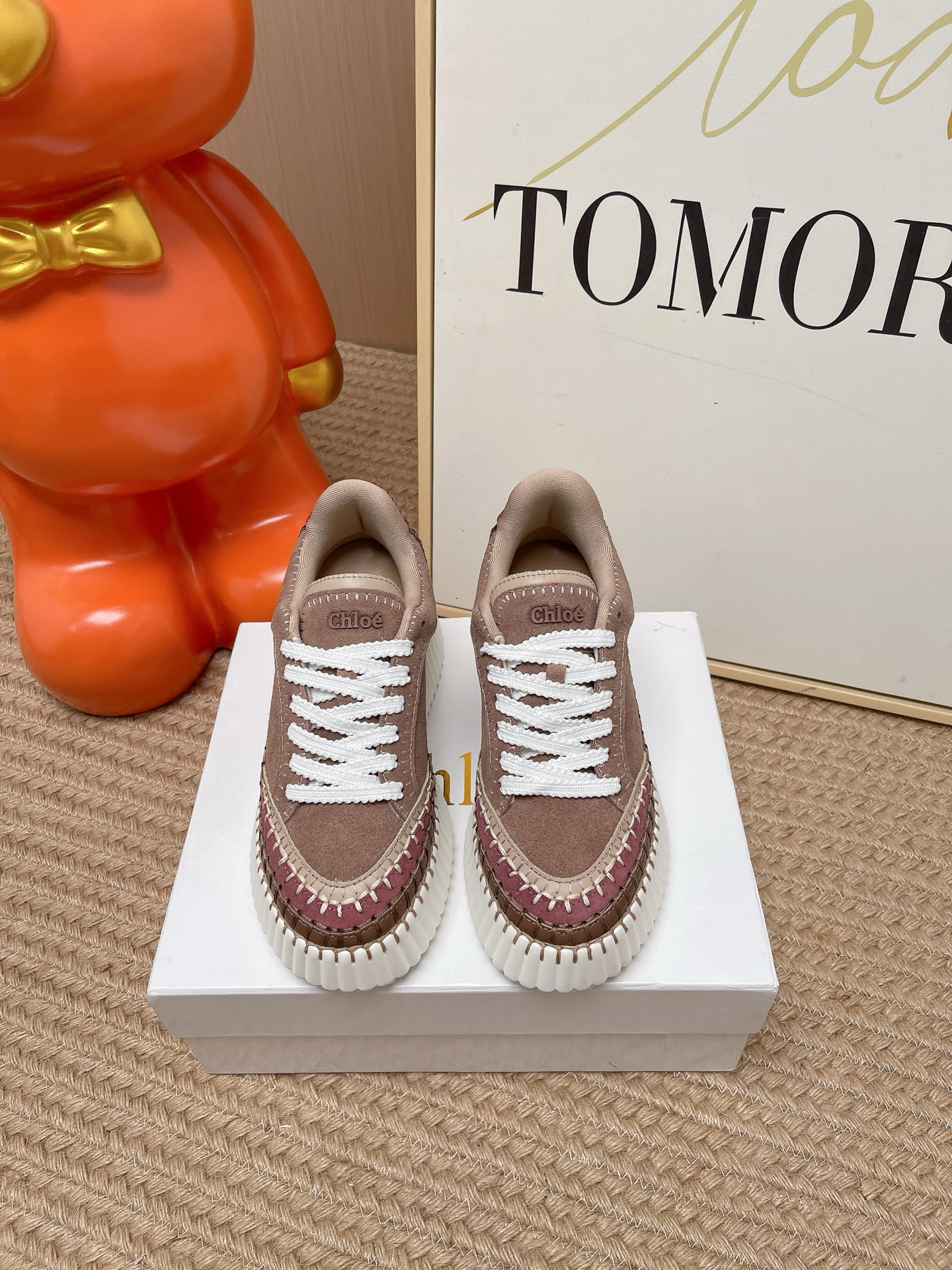 NO:875875,#TOPVERSION Chloe Chloe/Chloe 26/ New thick-soled white shoes, casual shoes, original soles, all hand-threaded, all the positions are just right, Internet celebrity hot style, top leisure vacation series. Big celebrities and Internet celebrities unanimously pursue this style, and it is even out of stock. It is hard to find. An indispensable single item slippers, very attractive and fashionable sports style on the feet, show your elegance, lightness, slimming, white feet in your way. Fabric imported cowhide leather lining:  Original molded fabric, outsole rubber outsole/super light wear-resistant velvet combination Size#35-39 (40.41 custom made, non-refundable), casual shoes/sports shoes, chloe, loewe, sneakers, slippers, cowhide19860909#顶级版本 Chloe 克洛伊/蔻依 26/ 新款 厚底小白鞋 休闲鞋 原版鞋底,全手工穿线,所有的位置刚刚好 ,网红爆款,顶级休闲度假系列 大咖网红一致追求此款,更是断货一度难求 不可缺少的单品拖鞋,上脚极具吸引时髦运动风尚,以你的方式彰显你的优雅、轻便、显瘦、显脚白 面料进口牛皮 内里: 原版开模布料 大底橡胶大底/超轻耐磨绒组合 Size#35-39（40.41订做不退换）,休闲鞋/运动鞋,chloe,loewe,sneakers,slippers,cowhide,Women's Shoes
