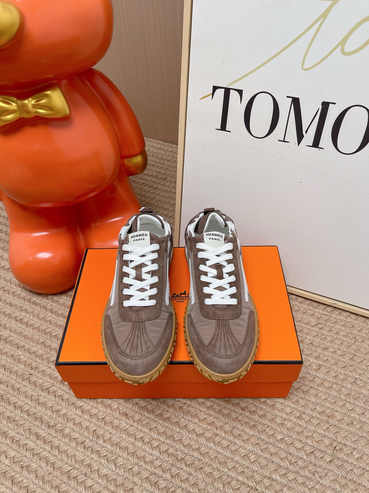 NO:875937,Top version of women's and men's Hermes 2026 new Jet casual sports shoes moral training shoes, full color!  !  !  !  The craftsmanship is exquisite, and new products are released at the counter at the same time. Every detail of the shoes is made with special care, which is quite eye-catching. The elegant splicing elements highlight the good temperament!  Super comfortable on the feet. The classic version has been upgraded with exquisite color matching, adding a casual atmosphere, and exquisite lines, which can better reflect the family-style design language. Interspersed with exquisite lines, it perfectly fits the foot shape, naturally outlines the fashionable outline, achieves a visual impact, and fully interprets a different sports style!  The fabric is made of cowhide and velvet cloth, and the feet are made of mixed sheepskin, which feels comfortable on the feet. The rubber outsole is non-slip and wear-resistant!  Size 35-45, casual shoes/sports shoes, hermes, hermes, sneakers, cowhide, sheepskin19860909顶级版本女 男 Hermes 爱马仕 2026 新款Jet休闲运动鞋德训鞋 全色系！！！！ 工艺极致,同步专柜上新.鞋子的每一个细节都特别用心,相当惹眼,雅致的拼接元素,凸显不俗的气质！ 上脚超级舒适. 经典版型升级 精致配色,增添休闲的气息,精致的线条,无形之中能够更好体现出家族式的设计语言,穿插精致的线条 完美契合脚型,自然的勾勒出时尚的轮廓,达到视觉上的冲击效果,充分演绎不一样的运动风格！ 面料牛皮 绒布面拼接 垫脚混种羊皮,脚感舒适,橡胶大底,防滑耐磨！码数35-45,休闲鞋/运动鞋,hermes,hermes,sneakers,cowhide,sheepskin,Women's Shoes