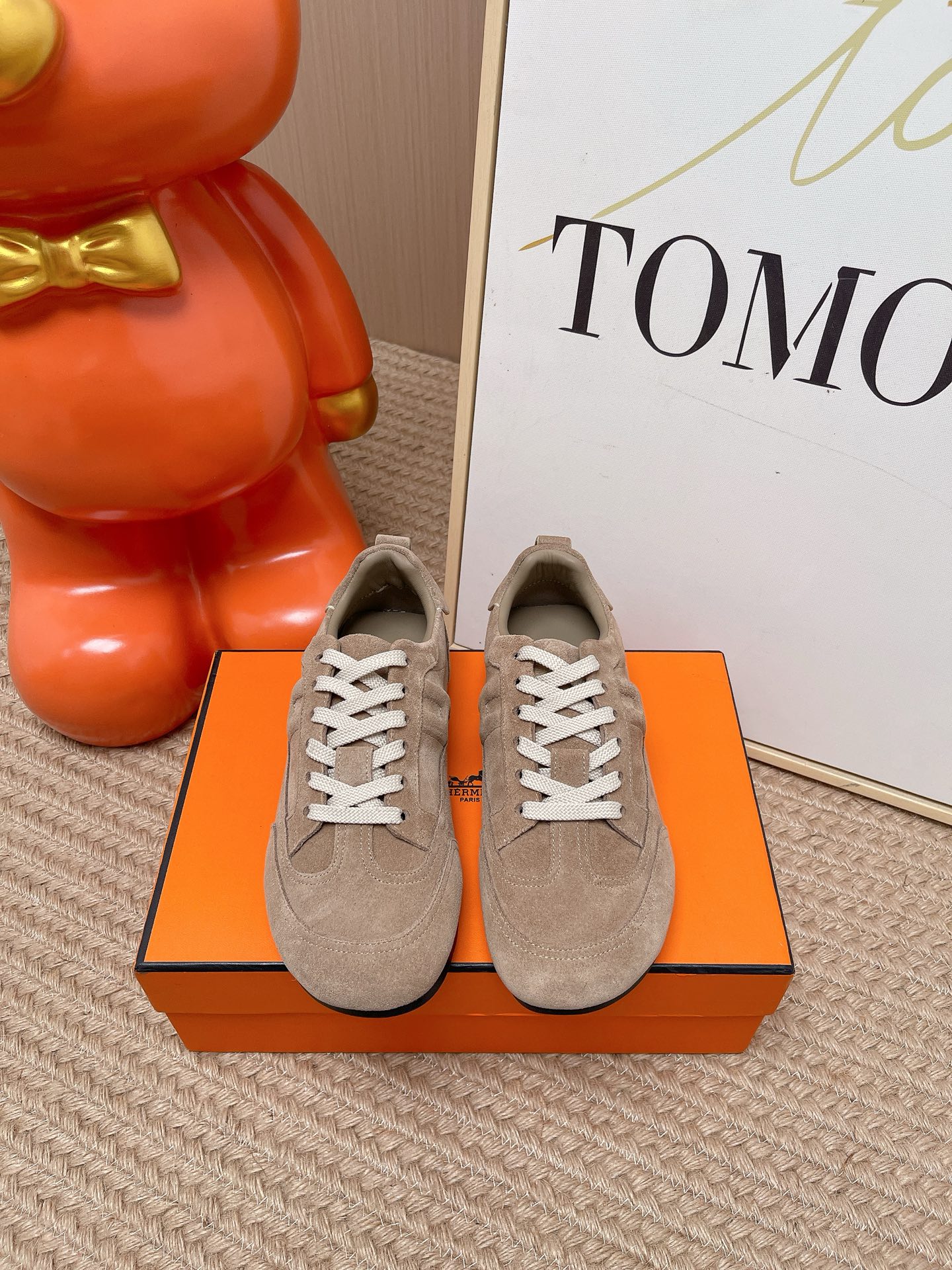 NO:875921,Top version for women and men HERMES Hermès spring and summer new show style sneakers, casual shoes. Based on the classic moral shoes, the low-top + rounded toe shape is simple and neat, which not only retains the sporty attributes, but also has a sense of elegance. The shoe body has neat lines, the leather splicing has a natural transition, and the edges have been finely sealed. The overall visual sense is unified and rich in texture.  The soft leather material and loose and moderate shoe last fit the foot shape immediately, without the need for running-in, and it will not chafe when worn barefoot. It can be matched with casual jeans and sports pants, as well as simple suits and dresses. It is a 'universal item' for daily wear. Cowhide upper, sheepskin lining, TPU outsole, increased by 3cm, size 35-44 (women's size 40.41)  Men's 45.46 (customized, non-refundable), casual shoes/sports shoes, hermes, hermes, sneakers, skirts, jeans, business suit, cowhide, sheepskin19860909顶级版本女 男 HERMES 爱马仕春夏新款秀款德训鞋运动鞋休闲鞋 以经典德训鞋为原型,低帮+圆润鞋头的造型简约利落,既保留了运动属性,又兼具优雅感.鞋身车线工整,皮革拼接处过渡自然,边缘做了精细的封边处理,整体视觉感统一且富有质感. 柔软的皮革材质与宽松适度的鞋楦,上脚即贴合脚型,无需磨合,赤脚穿也不会磨脚.既能搭配休闲感的牛仔裤、运动裤,也能适配简约风的西装、连衣裙,是日常穿搭的“万能单品”. 鞋面牛皮 内里羊皮 大底TPU大底 增高3cm size35-44码（女40.41 男45.46定制不退换）,休闲鞋/运动鞋,hermes,hermes,sneakers,skirts,jeans,business suit,cowhide,sheepskin,Women's Shoes