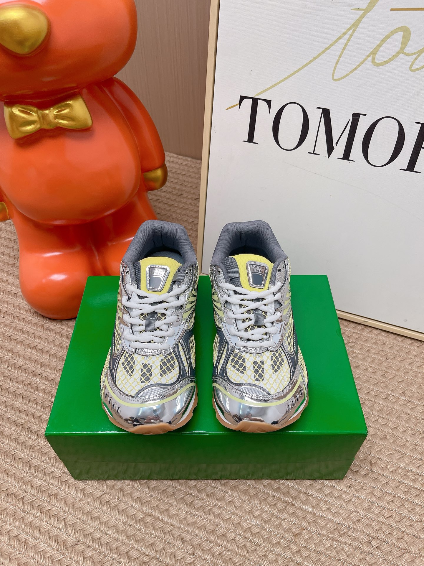 NO:875930,The top version of Bottega Veneta 26/BV sneakers for couples Wang Yibo｜Zhou Yutong｜Bai Bai contract style casual shoes for couples and dad shoes!  Runner sneakers!  Original purchase and development!  Made of original lightweight technical mesh fabric, the same as the original version!  The process is complicated!  Matched with a geometric pattern designed rubber outsole, the Wang Zha series has a lot of actual ** in the high version, but it still shows the slim legs. It is very nice. It is durable and durable to play with, and the shoemaking process is benchmarked. Look for the high version. The original outsole is exclusively molded, and the color matching TPU outsole is used. The material and weight are the same as the original!  Size Women's size 35-41 (40 41 customized, non-returnable) Men's size 39-46 (45.46 customized, non-refundable), casual shoes/sports shoes, bottega veneta, bottega veneta, sneakers19860909顶级版本  葆蝶家26/情侣款BV运动鞋 王一博｜周雨彤｜白百合同款 情侣款休闲鞋老爹鞋！Runner运动鞋！原版购入开发！ 采用原版轻质科技网布面料,原版一致！工艺复杂！搭配几何图案设计橡胶外底 王炸系列 高版本实际**很多哦,还是一样显腿细 非常nice.耐玩耐造,对标对版套包鞋工艺 认准高版本 大底原版独家开模,选用拼色TPU大底,材质重量原版一致！ Size 女码35-41（40 41定制不退换） 男码39-46（45.46定做不退换）,休闲鞋/运动鞋,bottega veneta,bottega veneta,sneakers,Women's Shoes