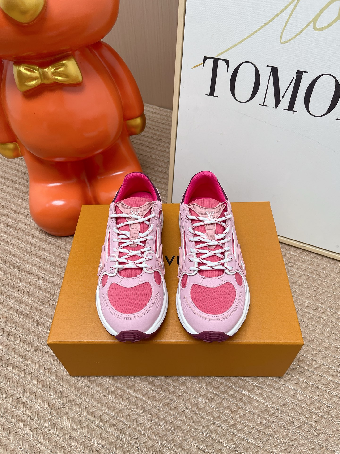 NO:875903,Top version of LV Louis Vuitton OLYMPIA women's size casual sneakers. Purchased two pairs at Taikoo Hui RMB 9130 to develop and re-engraved. All details are correct for the version. This L Olympia sneaker combines mesh fabric, metallic synthetic leather and other technical fabrics to reinterpret the classic running shoe design with a neat and simple design. The lightweight EVA outsole provides a comfortable and elastic wearing experience. Monogram embossing and presbyopic letters and other rich details establish recognition. The upper is embossed with mixed materials.  Shoelaces with Louis Vuitton elements, original molded EVA, outsole decorated with Monogram flowers, Size women's 35-40, dad shoes, louis vuitton, louis vuitton, sneakers19860909顶级版本 LV 路易威登OLYMPIA女码休闲运动鞋 太古汇RMB9130购入两双开发 复刻 所有细节对版 本款 L Olympia运动鞋融合网格面料与金属质感合成皮革等科技面料,以利落简约设计重绎经典跑鞋设计.轻盈 EVA 外底成就舒弹穿着体验.Monogram 压纹与 老花字母等丰富细节树立辨识度 鞋面混合材质压花 鞋带路易威登元素 原版开模EVA 外底点缀 Monogram 花卉 Size女35-40,老爹鞋,louis vuitton,louis vuitton,sneakers,Women's Shoes