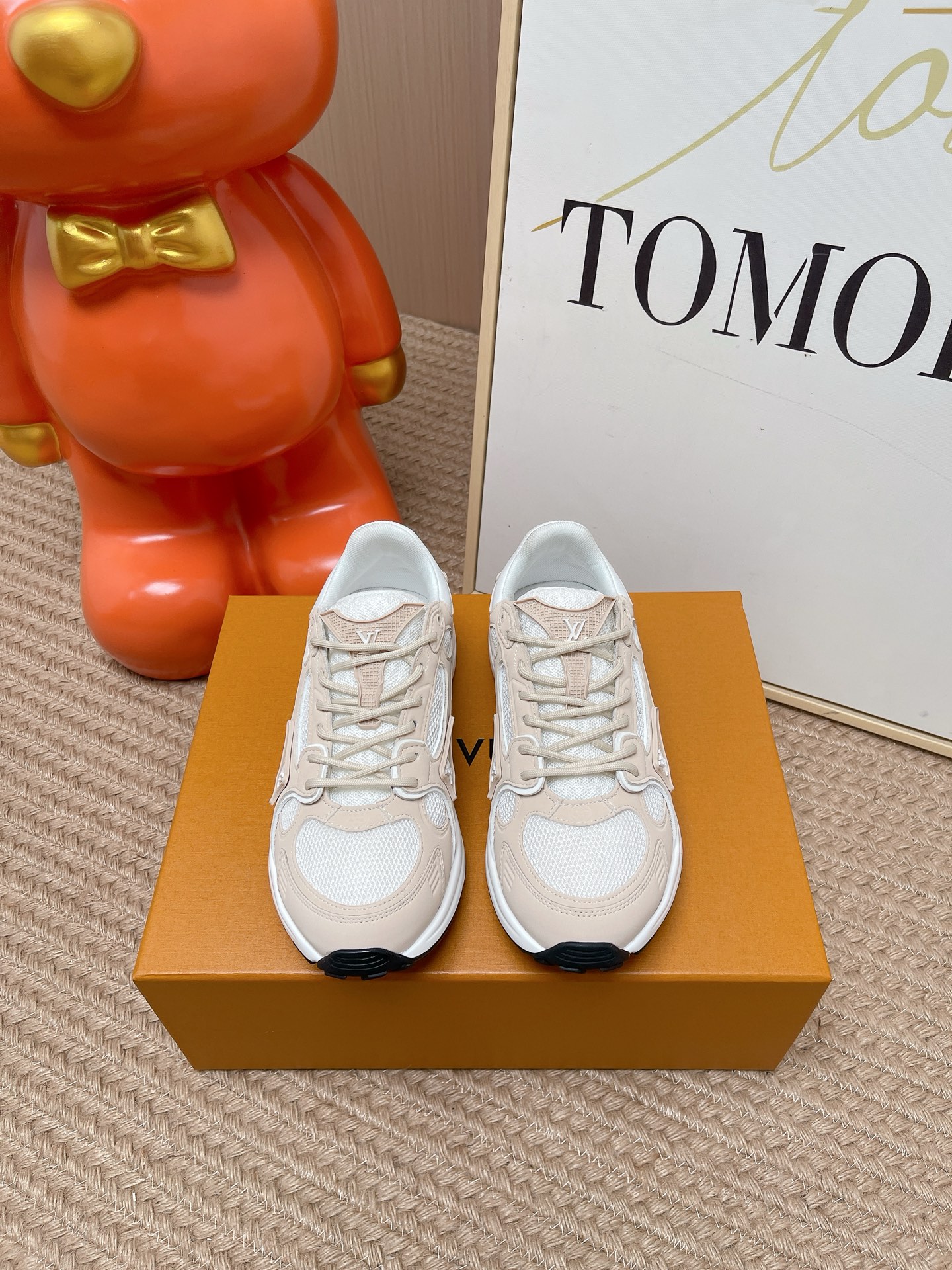 NO:875910,Top version of LV Louis Vuitton OLYMPIA sneakers for couples. Purchased two pairs at Taikoo Hui RMB 9130 to develop and re-engraved. All details are correct for the version. L Olympia sneakers combine mesh fabric, metallic synthetic leather and other technical fabrics to reinterpret the classic running shoe design with a neat and simple design. The lightweight EVA outsole provides a comfortable and elastic wearing experience. Monogram embossing and presbyopic letters and other rich details establish recognition. The upper is embossed with mixed materials.  Shoelaces with Louis Vuitton elements, original molded EVA, outsole decorated with Monogram flowers, Size female 35-40, male 39-45, dad shoes, louis vuitton, louis vuitton, sneakers19860909顶级版本情侣 LV 路易威登OLYMPIA情侣款运动鞋 太古汇RMB9130购入两双开发 复刻 所有细节对版 本款 L Olympia运动鞋融合网格面料与金属质感合成皮革等科技面料,以利落简约设计重绎经典跑鞋设计.轻盈 EVA 外底成就舒弹穿着体验.Monogram 压纹与 老花字母等丰富细节树立辨识度 鞋面混合材质压花 鞋带路易威登元素 原版开模EVA 外底点缀 Monogram 花卉 Size女35-40 男39-45,老爹鞋,louis vuitton,louis vuitton,sneakers,Women's Shoes