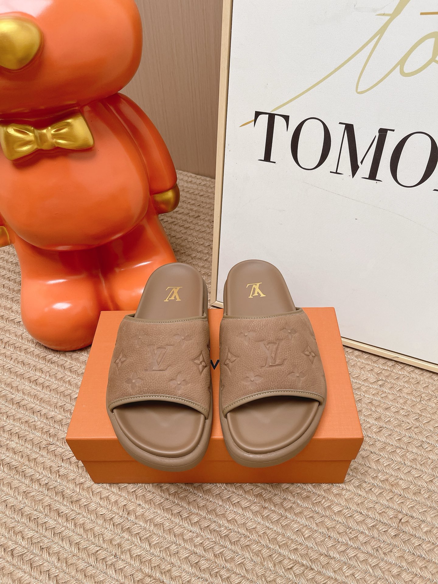 NO:875889,Top version for men LV Louis Vuitton L's Venice series Velcro thick sole sandals This LV Venice sandals are made of mirrored cow leather, with adjustable shoelaces decorated with Yingze large buckles to create a casual and trendy style. One of the shoelaces with subtle embossed LV letters, padded tough insoles and light rubber outsoles create a comfortable wearing experience. Fabric: original imported first-layer cowhide, original custom-made sheepskin lining inside  The sole is made of original molded non-slip foam material, sole thickness 3CM Size: men's 38-46, slippers, louis vuitton, louis vuitton, louis vuitton, louis vuitton, slippers, cowhide, sheepskin19860909顶级版本男款 LV 路易威登 L家 驴牌Venice系列 魔术贴 厚底 凉拖鞋 本款 LV Venice 凉拖取材镜面牛皮革,以点缀莹泽大号搭扣的可调节鞋带塑就闲适潮流风范.LV 字母含蓄压印鞋带之一,加衬韧性鞋垫与轻盈橡胶外底成就舒适穿着体验 面料:原版进口头层牛皮 内里原版定制羊皮里 鞋底原版开模防滑发泡材质 底厚3CM Size:男款38-46,拖鞋,louis vuitton,louis vuitton,louis vuitton,louis vuitton,slippers,cowhide,sheepskin,Women's Shoes