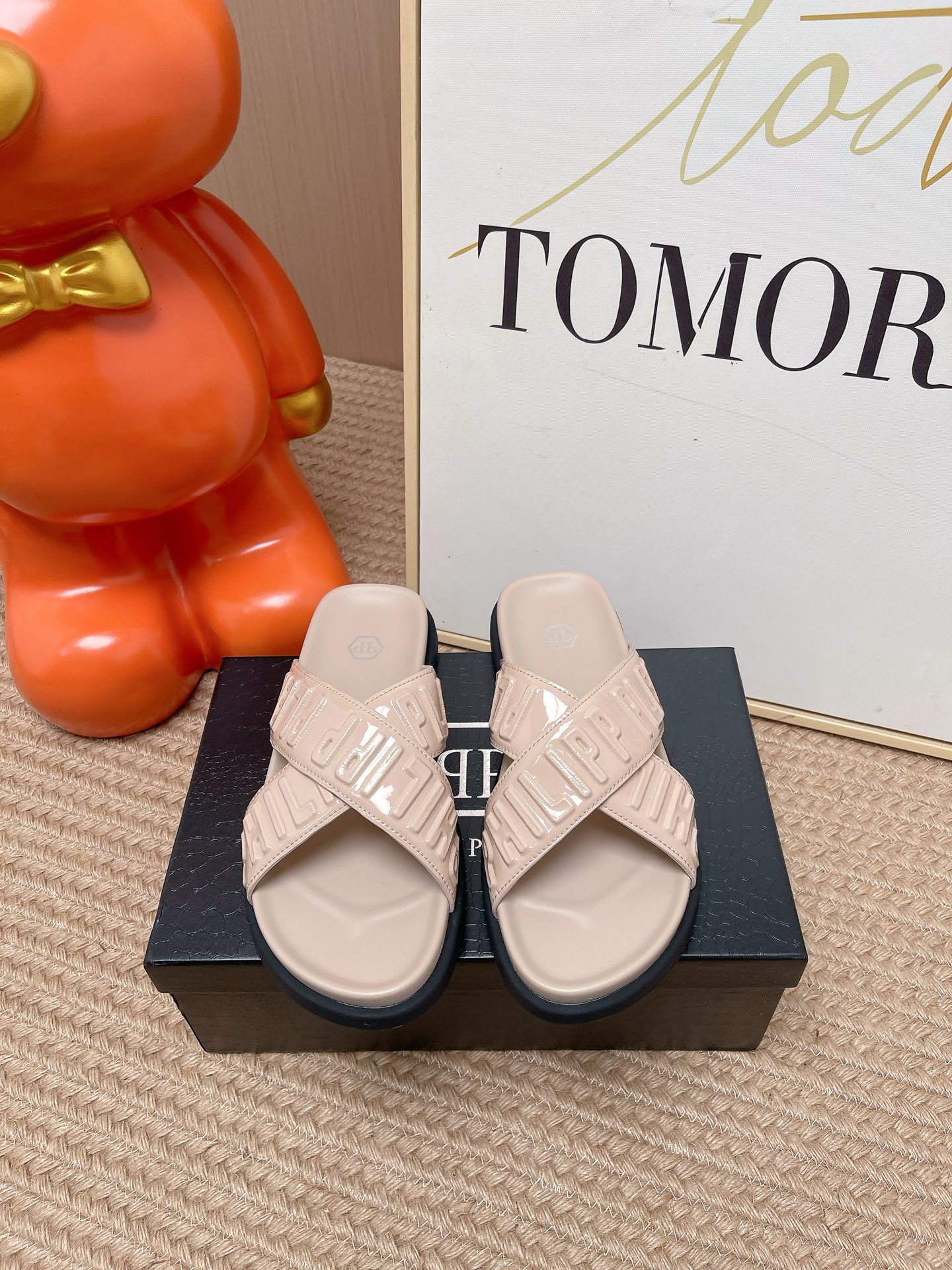 NO:875895,Top version of men's model Philipp Plein Germany light luxury skull thick sole one-line cross sandals slippers Philipp Plein's sophisticated materials exquisite this summer urban casual slippers. Two washed suede front straps are soft and skin-friendly, with a metal buckle with an engraved logo, allowing you to easily adjust the comfortable wearing feeling. The combination of leather insole, genuine leather outsole, and ultra-light perforated material along the edge highlights the exquisite design. Original custom-made imported leather material for the feet. Original custom-made soft leather for the feet.  The sole is made of original molded non-slip rubber material, sole thickness 2.5CM Size: Men's 39-44 (customized at 45.46), slippers, sandals, slippers19860909顶级版本男款 Philipp Plein 德国 轻奢 骷髅头 厚底 一字 交叉凉鞋 拖鞋 Philipp Plein的考究材料精美了这款夏季都市休闲拖鞋.两条水洗绒面革前带柔软亲肤,搭配雕刻徽标的金属搭扣,让您轻松调节出舒适穿着感.皮革鞋内底与真皮鞋外底、超轻微孔材料沿边组合,凸显精致的设计感 面料原版定制进口皮革材质 垫脚原版定制柔软皮革 鞋底原版开模防滑橡胶材质 底厚2.5CM Size:男款39-44（45.46定制）,拖鞋,sandals,slippers,Women's Shoes