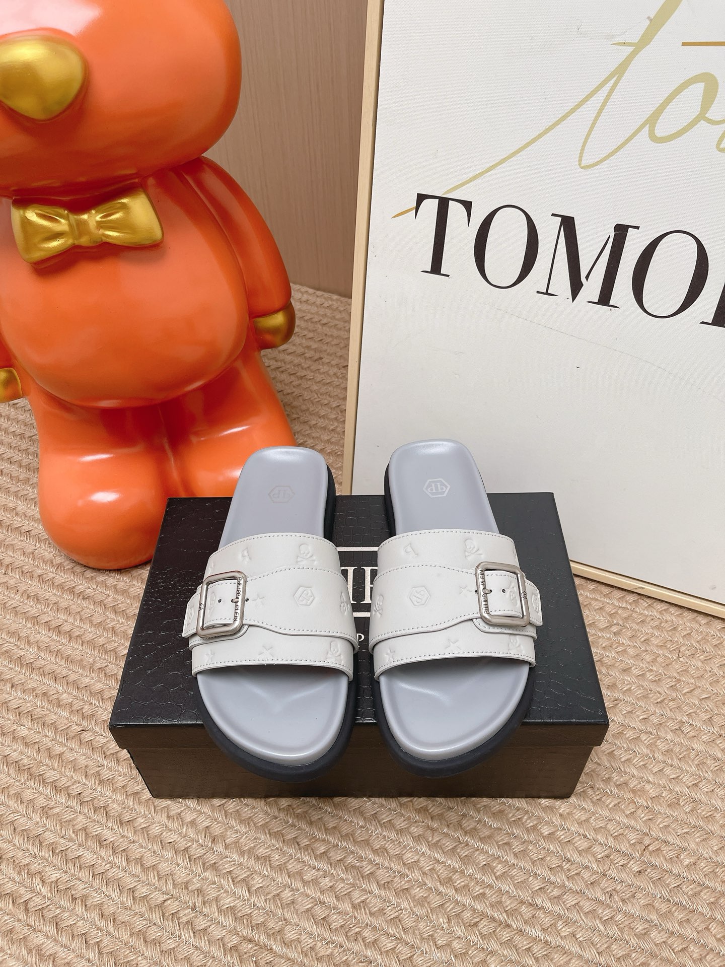 NO:875882,Top version of men's model Philipp Plein Germany light luxury skull thick sole one-line cross sandals slippers Philipp Plein's sophisticated materials exquisite this summer urban casual slippers. Two washed suede front straps are soft and skin-friendly, with a metal buckle with an engraved logo, allowing you to easily adjust the comfortable wearing feeling. The combination of leather insole, genuine leather outsole, and ultra-light perforated material along the edge highlights the exquisite design. Original custom-made imported leather material for the feet. Original custom-made soft leather for the feet.  The sole is made of original molded non-slip rubber material, sole thickness 2.5CM Size: Men's 39-44 (customized at 45.46), slippers, sandals, slippers19860909顶级版本男款 Philipp Plein 德国 轻奢 骷髅头 厚底 一字 交叉凉鞋 拖鞋 Philipp Plein的考究材料精美了这款夏季都市休闲拖鞋.两条水洗绒面革前带柔软亲肤,搭配雕刻徽标的金属搭扣,让您轻松调节出舒适穿着感.皮革鞋内底与真皮鞋外底、超轻微孔材料沿边组合,凸显精致的设计感 面料原版定制进口皮革材质 垫脚原版定制柔软皮革 鞋底原版开模防滑橡胶材质 底厚2.5CM Size:男款39-44（45.46定制）,拖鞋,sandals,slippers,Women's Shoes