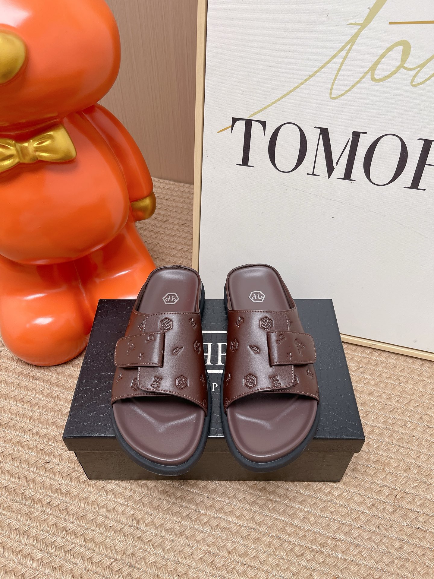 NO:875923,Top version of men's model Philipp Plein Germany light luxury skull thick sole one-line cross sandals slippers Philipp Plein's sophisticated materials exquisite this summer urban casual slippers. Two washed suede front straps are soft and skin-friendly, with a metal buckle with an engraved logo, allowing you to easily adjust the comfortable wearing feeling. The combination of leather insole, genuine leather outsole, and ultra-light perforated material along the edge highlights the exquisite design. Original custom-made imported leather material for the feet. Original custom-made soft leather for the feet.  The sole is made of original molded non-slip rubber material, sole thickness 2.5CM Size: Men's 39-44 (customized at 45.46), slippers, sandals, slippers19860909顶级版本男款 Philipp Plein 德国 轻奢 骷髅头 厚底 一字 交叉凉鞋 拖鞋 Philipp Plein的考究材料精美了这款夏季都市休闲拖鞋.两条水洗绒面革前带柔软亲肤,搭配雕刻徽标的金属搭扣,让您轻松调节出舒适穿着感.皮革鞋内底与真皮鞋外底、超轻微孔材料沿边组合,凸显精致的设计感 面料原版定制进口皮革材质 垫脚原版定制柔软皮革 鞋底原版开模防滑橡胶材质 底厚2.5CM Size:男款39-44（45.46定制）,拖鞋,sandals,slippers,Women's Shoes