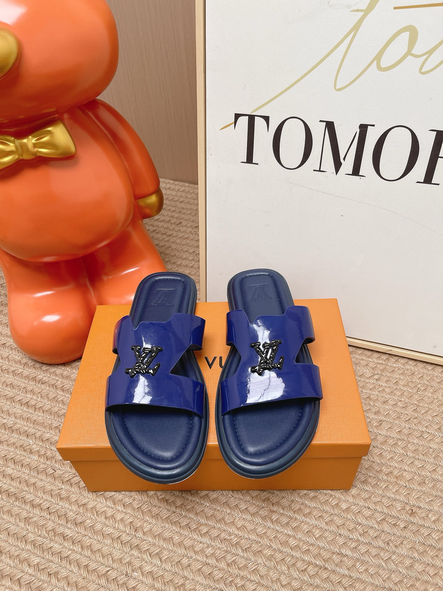NO:875874,The top version of men's model LV Louis Vuitton L Jialu brand latest men's slippers and sandals. Original purchase, development and production. This model of sandals is made of Monogram grained cow leather, showing the elegant look and feel of the brand's Monogram canvas. The uppers are interlaced with L and V letters to highlight the casual and elegant style, and the soft rubber outsole achieves a comfortable wearing experience. Fabric: original custom-made first-layer leather, lining imported soft sheep leather, soles original molded non-slip TPU material  Bottom thickness 2CM Size: Men's 39-44 (45.46 customized), slippers, louis vuitton, louis vuitton, louis vuitton, louis vuitton, sandals, slippers, cowhide, sheepskin19860909顶级版本男款 LV路易威登L家驴牌 最新 男士 拖鞋 凉鞋 原版购入开发 做货 本款 凉拖取材 Monogram 粒面牛皮革,呈现品牌 Monogram 帆布的考究观感.鞋面以彼此交错的 L 和 V 字母彰显闲雅格调,轻柔橡胶外底实现舒适穿着体验 面料:原版定制头层皮革 内里进口柔软羊皮革 鞋底原版开模防滑TPU材质 底厚2CM Size:男款39–44（45.46定做）,拖鞋,louis vuitton,louis vuitton,louis vuitton,louis vuitton,sandals,slippers,cowhide,sheepskin,Women's Shoes
