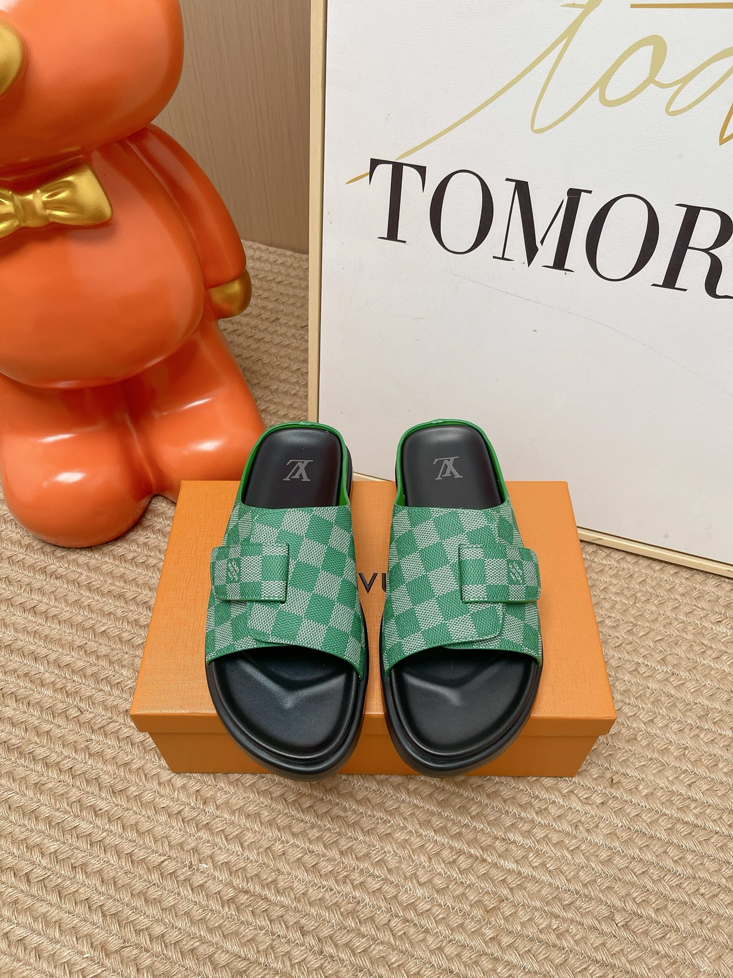 NO:875914,Top version of men's model LV Louis Vuitton Donkey Brand L Family Miami Series Embossed Embossed Sandals Slippers This Miami sandals are made of grained nubuck leather, with Monogram embossing to create a unique fluffy effect. It is equipped with a wide front strap and a tough padded insole. The light rubber outsole is combined with Damier printed tread to form a color echo with the upper. Fabric: Original customized imported first-grain cowhide. Lining: Imported soft sheep leather. Sole:  Original molded non-slip foam material, bottom thickness 3CM Size: Men's 39-46 (customized at 45.46), slippers, louis vuitton, louis vuitton, louis vuitton, louis vuitton, sandals, slippers, cowhide, sheepskin19860909顶级版本男款 LV路易威登 驴牌L家 Miami系列 浮雕 压花 凉鞋 拖鞋 本款 Miami 凉拖取材粒面正绒面革,以 Monogram 压纹打造别致蓬松效果,搭配宽幅正面饰带和韧性加衬鞋垫.轻盈橡胶外底结合 Damier 印花胎面,与鞋面形成色彩呼应 面料 : 原版定制进口头层牛皮 内里 : 进口柔软羊皮革 鞋底 : 原版开模防滑发泡材质 底厚 3CM Size : 男款39-46（45.46定制）,拖鞋,louis vuitton,louis vuitton,louis vuitton,louis vuitton,sandals,slippers,cowhide,sheepskin,Women's Shoes