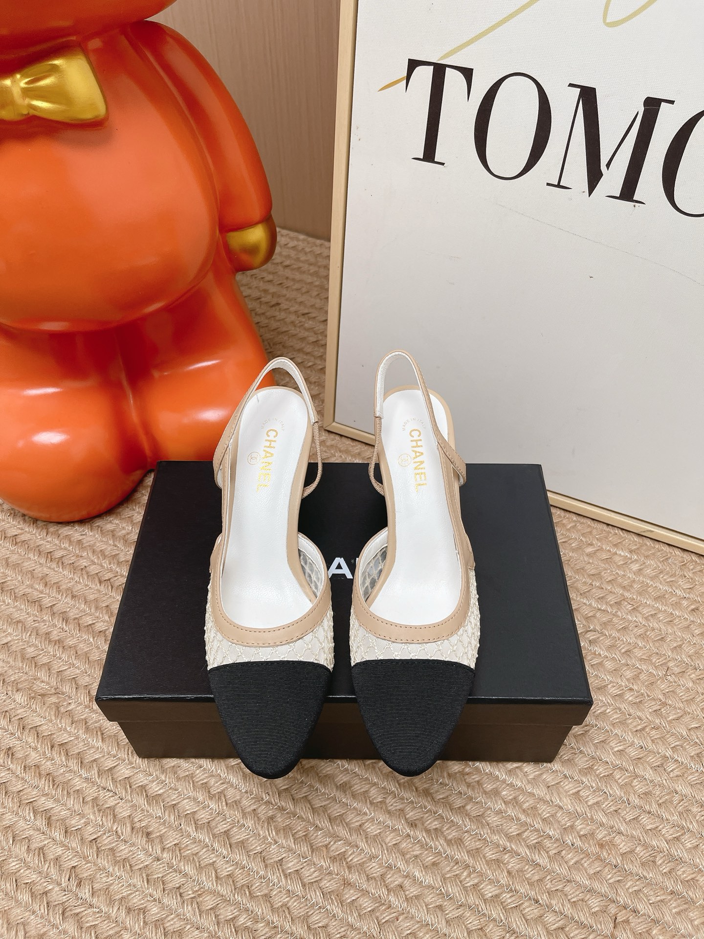 NO:890858,Top version Chanel Chanel new mesh thick heel hollow sandals single shoes fabric: sheep/mesh lining lambskin sole imported genuine leather outsole Size: women's 35-40 (40 custom-made non-returnable), sandals, chanel, chanel, sandals, sheepskin, sheep, Leather soles19860909顶级版本 Chanel 香奈儿 新款 网面 粗跟中空 凉鞋 单鞋 面料: 羊猄/网布 内里小羊皮 鞋底进口真皮大底 Size : 女款35-40（40定做不退换）,凉鞋,chanel,chanel,sandals,sheepskin,sheep,Leather soles,Women's Shoes