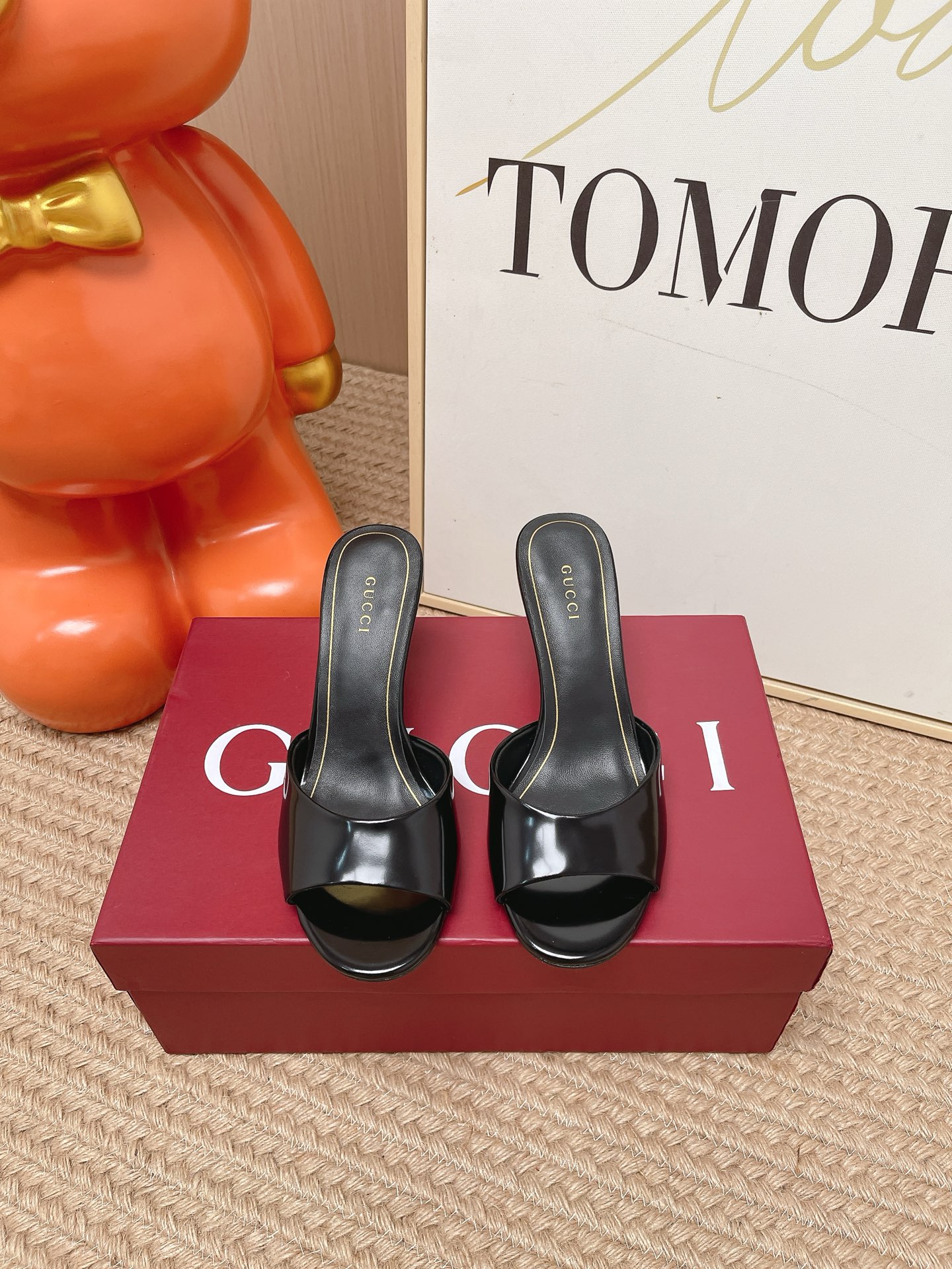NO:890908,The top version of Gucci | Gucci 26 main series is finally available, and the products are worth looking forward to!  Original classic, create new design, 2026 spring and summer new product, metal heel round toe high-heeled slippers, purchasing agent level!  Full of high-end feel!  A favorite among bloggers at home and abroad, it is retro and fashionable, easy to wear and looks great on your feet!  BS official website mainly recommends, new colors are continuously updated. High-quality patent leather upper. Lining: imported sheepskin lining. Outsole. Genuine leather outsole imported from Italy. Heel height 8.5cm. Shoe size: 35-39 (40.41. can be customized), high heels and slippers, gucci, gucci, high heels, slippers, sheepskin, Leather soles.19860909顶级版本 Gucci | 古驰 26 主打系列终于面世,狠货值得期待！原有的经典 创造新设计 2026春夏新品 金属跟圆头高跟拖鞋 代购级别！高级感十足！国内外博主刷爆的一款,复古又时髦 穿搭简便 上脚美炸了！BS官网主推,新色持续更新 鞋面高定制漆皮 内里: 进口羊皮里 大底意大利进口真皮大底 跟高8.5cm 鞋码: 35-39（40.41.可定制）,高跟鞋拖鞋,gucci,gucci,high heels,slippers,sheepskin,Leather soles,Women's Shoes