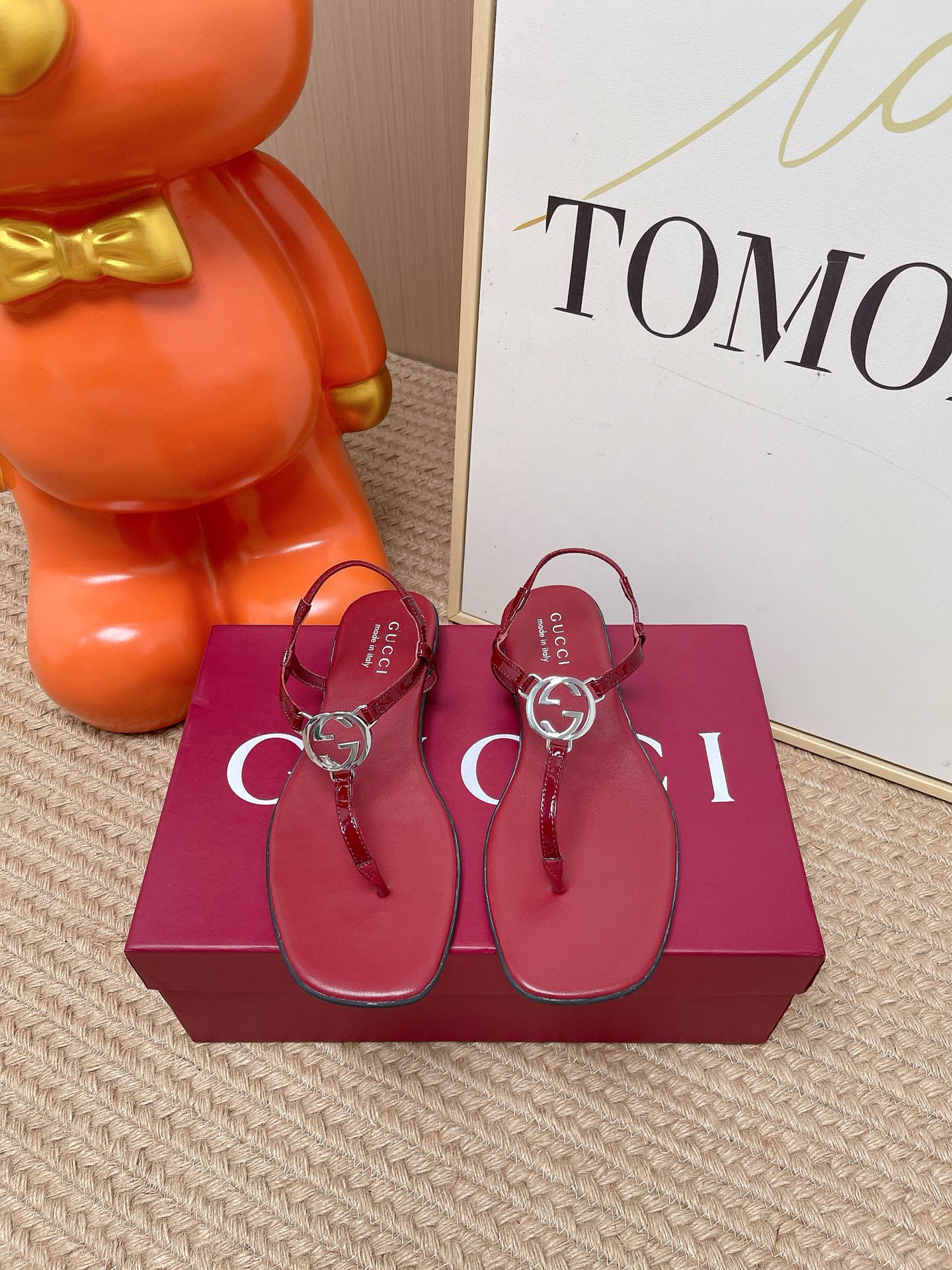 NO:890901,Top version Gucci Gucci 26Ss spring and summer new classic double G hollow buckle flip-flops flat sandals GG buckle flip-flops casual beach sandals. These open-toe sandals are made of leather and cleverly use design elements such as square round toes and flat bottoms to create a fashionable retro style. The archived double G metal buckle details are reminiscent of the brand's fashionable atmosphere!  Customized patent leather upper, sheepskin lining, molded rubber sole, size 35-39 (40.41.42 custom-made, non-refundable), split-toe shoes, gucci, gucci, slippers, sheepskin19860909顶级版本 Gucci 古驰 26Ss春夏新款 经典双G镂空扣夹脚平底凉拖鞋 GG扣夹趾休闲沙滩凉拖鞋 这款露趾凉拖鞋采用皮革制作,巧妙运用方形圆头和平底等设计元素演绎时尚复古风范.典藏的双G 金属扣细节令人联想起品牌的时尚气息浓郁！ 鞋面定制漆皮 内里垫脚羊皮 鞋底开模橡胶大底 size 35-39（40.41.42定做不退换）,分趾鞋,gucci,gucci,slippers,sheepskin,Women's Shoes