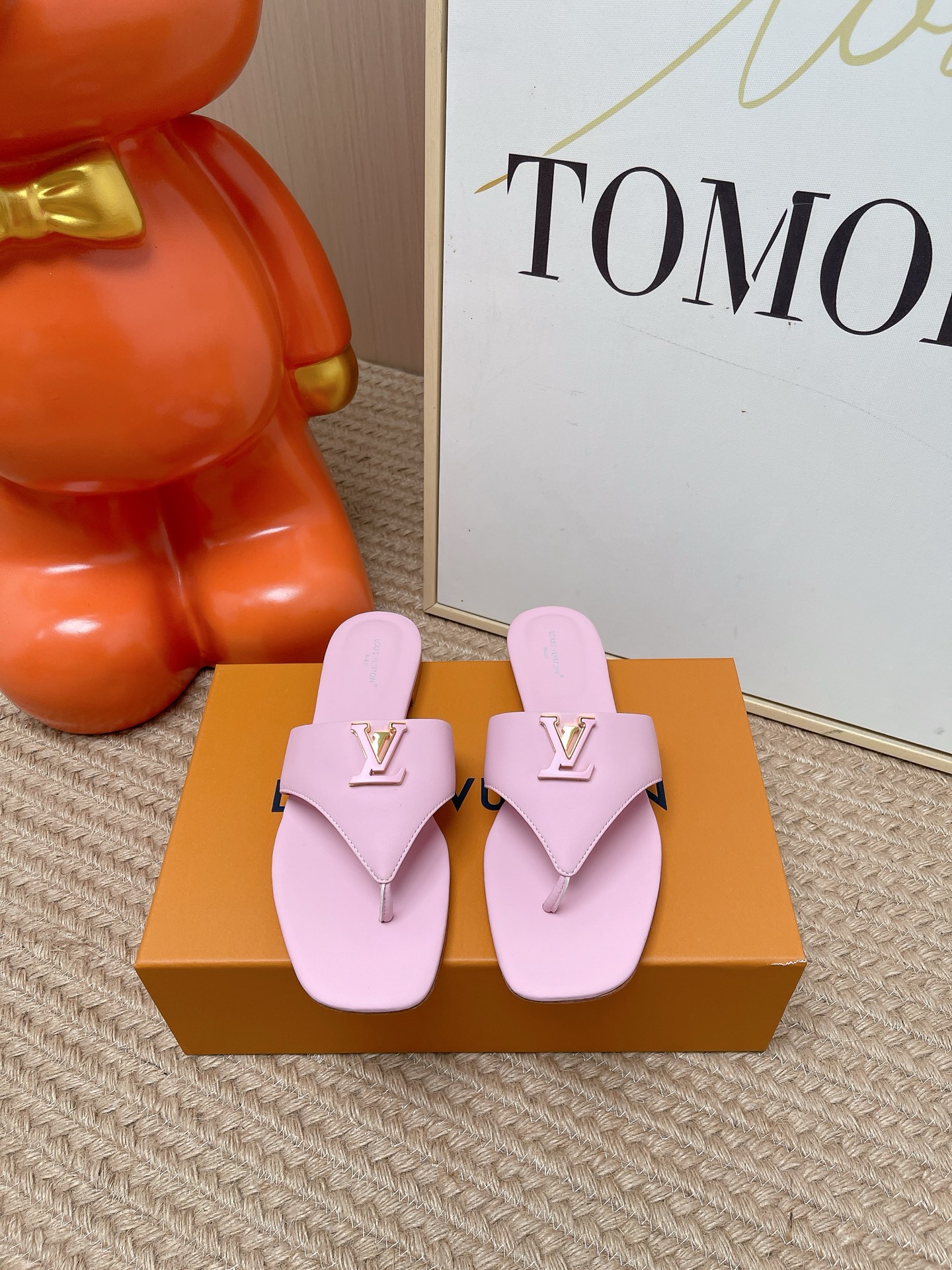 NO:890890,Top version LV | Louis Vuitton 2026 spring and summer new flip-flops, original molded paint buckle + electroplating process + full craftsmanship, purchasing agent level!  Full of high-end feel!  A popular model among bloggers at home and abroad, it is retro, fashionable and looks great on your feet!  The official website's main recommendation★ Material: imported first-layer cowhide Lining: full sheepskin for foot pads Outsole: original one-to-one genuine leather sole Shoe size: 35-39 (custom-made 40 non-refundable), split-toe shoes, louis vuitton, louis vuitton, slippers, cowhide, sheepskin19860909顶级版本 LV | 路易威登 2026 春夏新款 夹趾人字拖鞋 原版开模烤漆扣+电镀工艺+满满的工艺 代购级别！高级感十足！国内外博主刷爆的一款,复古又时髦上脚美炸了！官网主推款★ 材料:进口头层牛皮 内里:垫脚全羊皮 大底:原版一比一真皮的底 鞋码: 35-39（40定做不退换),分趾鞋,louis vuitton,louis vuitton,slippers,cowhide,sheepskin,Women's Shoes