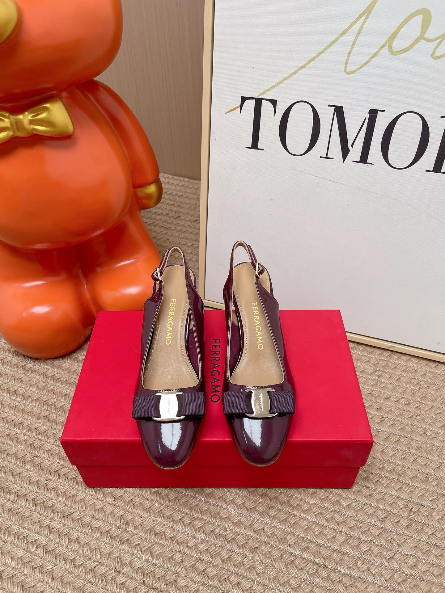 NO:890884,The top version of Ferragamo 26/ spring and summer new bow round toe thick heel shoes, a classic that will never fail!  Iconic bow cloth buckle!  Thick-heeled round-toe shoes are reinterpreted with a simple classic design and are decorated with iconic bows. They are a must-have shoe suitable for various occasions. Timeless and classic, the fabric is original imported small patent leather, and sheepskin lining. Outsole is a genuine leather outsole imported from Italy!  Heel height 3.5cm Size35-39 (40 41 customized), sandals, ferragamo, ferragamo, sandals, sheepskin, Leather soles19860909顶级版本 Ferragamo 菲拉格慕 26/ 春夏新品蝴蝶结圆头粗跟单鞋 经典万年不败款！标志性蝴蝶结布扣！粗跟圆头单鞋 以简易经典设计重新演绎 饰有标志性蝴蝶结 是适合出席各类场合的必备鞋款 永恒经典 面料原版进口小漆皮 内里羊皮 大底意大利进口真皮大底！ 跟高3.5cm Size35-39（40 41 定做）,凉鞋单鞋,ferragamo,ferragamo,sandals,sheepskin,Leather soles,Women's Shoes
