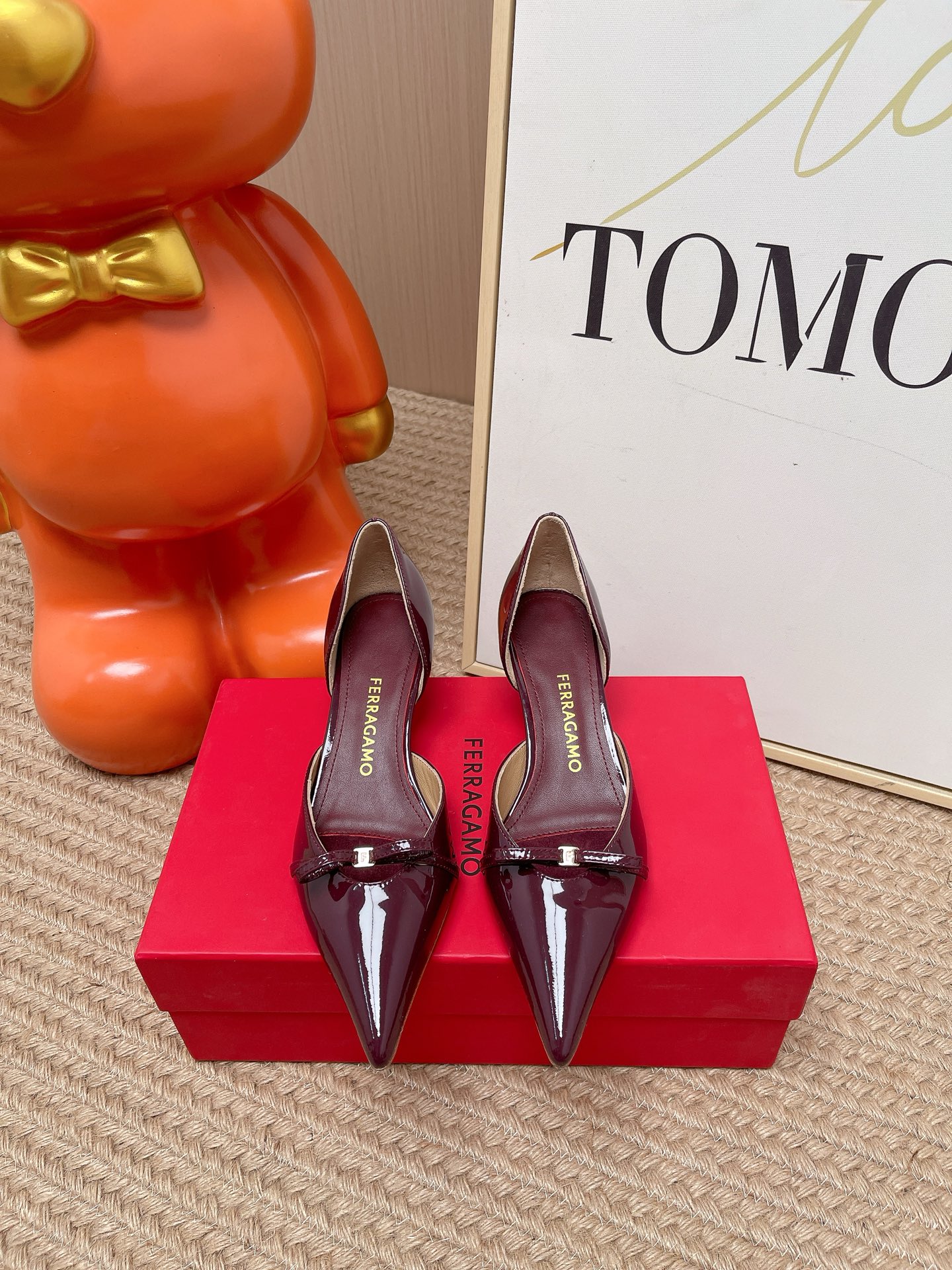 NO:890877,Top version Ferragamo 26/ spring and summer new bow pointed toe cat-heeled shoes, a classic that will never fail!  Iconic bow cloth buckle!  Cat-heeled pointed-toe shoes are reinterpreted with a simple classic design and are decorated with iconic bows. They are a must-have shoe suitable for various occasions. Timeless and classic, the fabric is original imported patent leather and sheepskin lining. Outsole is a genuine leather outsole imported from Italy!  Heel height 3.5cm Size35-39 (40 41 42 customized), single shoes, ferragamo, ferragamo, sheepskin, Leather soles19860909顶级版本 Ferragamo 菲拉格慕 26/ 春夏新品蝴蝶结尖头猫跟单鞋 经典万年不败款！标志性蝴蝶结布扣！猫跟尖头单鞋 以简易经典设计重新演绎 饰有标志性蝴蝶结 是适合出席各类场合的必备鞋款 永恒经典 面料原版进口小漆皮 内里羊皮 大底意大利进口真皮大底！ 跟高3.5cm Size35-39（40 41 42定做）,单鞋,ferragamo,ferragamo,sheepskin,Leather soles,Women's Shoes