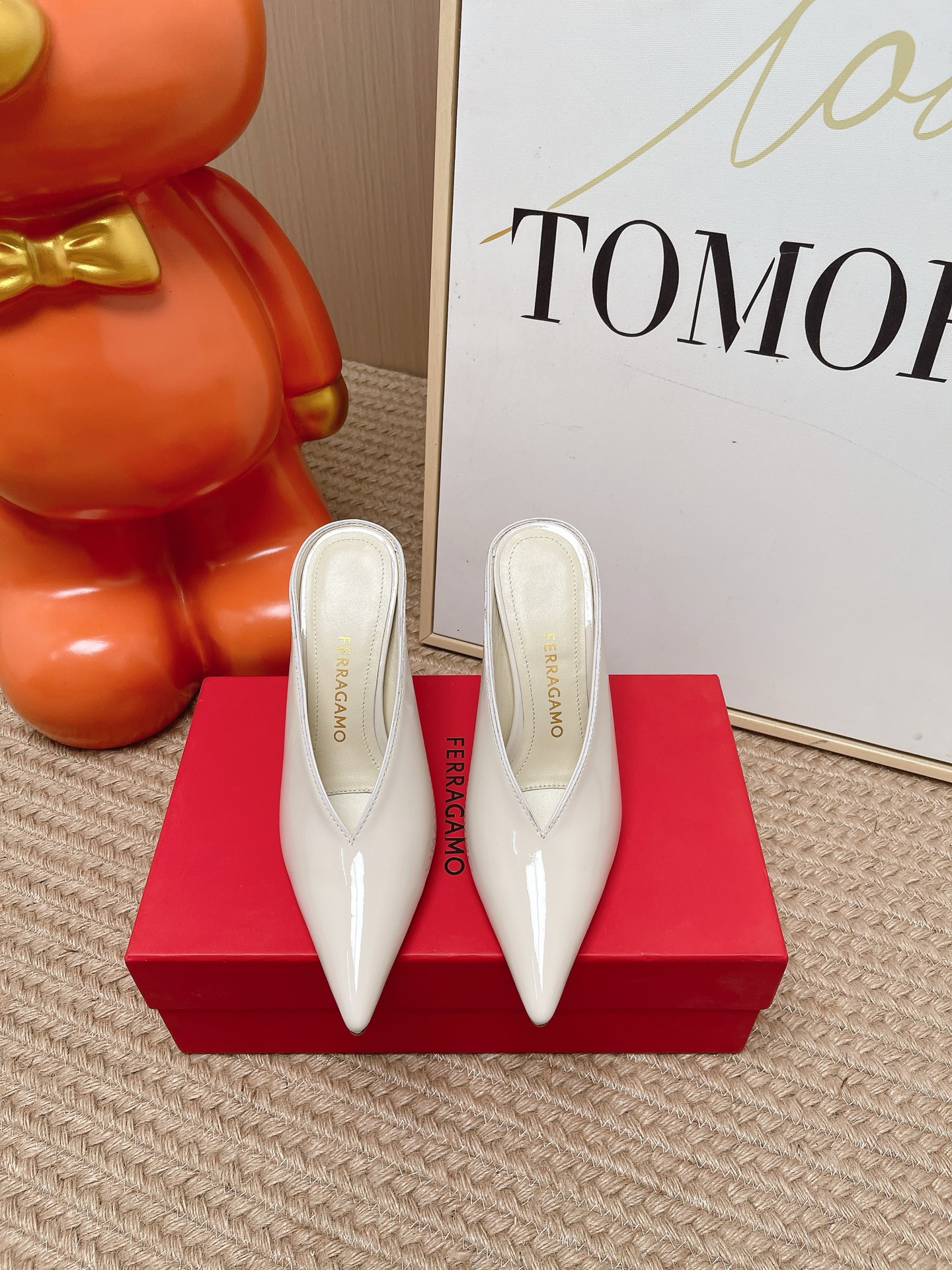 NO:890871,Top version Ferragamo 26/ pointed toe high heels, original private molded heels with F logo  The brand LOGO with fashionable words has been added, and it is highly recognizable. Each product is competing for brands and is launching a super series of high heels. It is a Paris fashion show model. This series interprets a new fashion charm and continues the super high heel design. It is favored by well-known overseas bloggers and millions of fans and bloggers love it. It is sold well at home and abroad and is out of stock. The top version is in candy color. Every color is beautiful. There are many colors to choose from. Top shoes: Patent leather, lambskin lining, outsole, original genuine leather outsole  Heel height 9.5cm Size 35-42 (customized 40 41 42), semi-drag high heels, ferragamo, ferragamo, high heels, sheepskin, Leather soles19860909顶级版本 Ferragamo 菲拉格慕 26/ 尖头高跟鞋 原版私家开模跟型 带有 F logo 字样时尚的品牌LOGO持加,具有超辨高识度各品大争牌恐先推后出超系跟高列,巴黎时装秀场款,此系列演绎全新时尚魅力延续超高跟设计,深得海外知名博主青睐千万粉丝博主倾情演绎,畅销海内外国内已经断货,顶级版本糖果色配色,每个颜色都是绝美知知,多颜色供选 面鞋: 漆皮 内里小羊皮里 大底原版真皮大底 跟高9.5cm Size35-42（40 41 42定做）,半拖高跟鞋,ferragamo,ferragamo,high heels,sheepskin,Leather soles,Women's Shoes