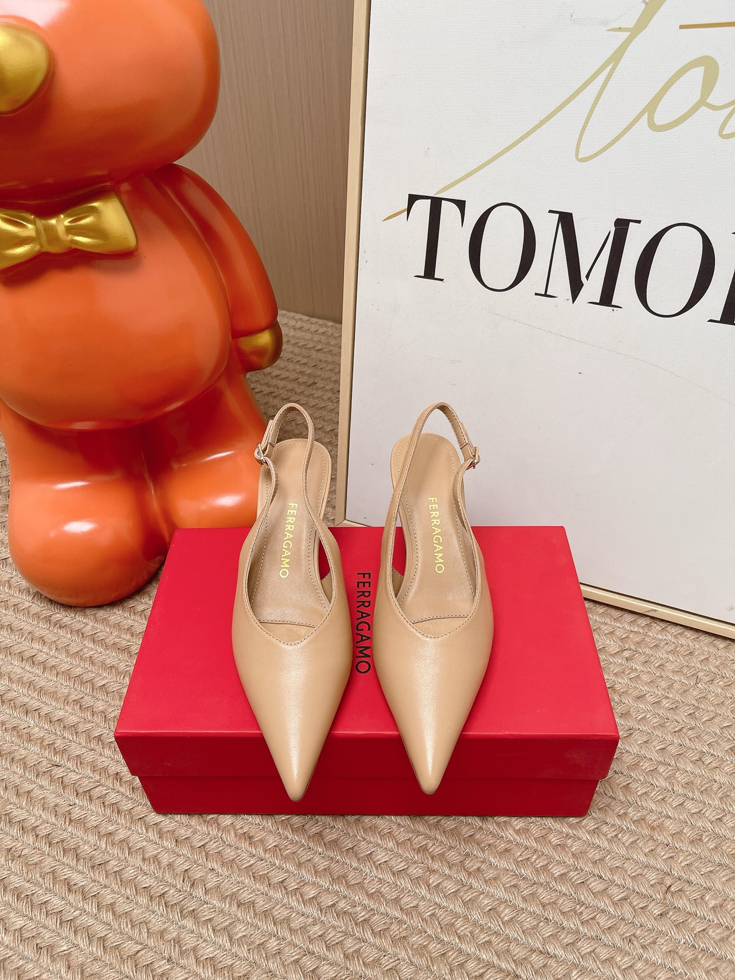 NO:890865,Top version Ferragamo S metal heel series with pointed toe and empty back. Streamlined metal heel. Original private model heel. With F logo. Stylish brand LOGO. Highly recognizable. Various brands are competing for brands. They will launch super series heels first. Paris fashion show style.  This series interprets the new fashion charm and continues the ultra-high heel design. It has won the favor of well-known overseas bloggers and millions of fan bloggers. It is sold well at home and abroad and is out of stock in China. The top version is in candy color. Each color is extremely beautiful and has multiple colors to choose from. Upper shoes: lambskin. Lining: lambskin lining. Sole shoes: Original consistent genuine leather outsole. Size: 35 36 37 38 39 40 41 42 (female 40 41 42).  order), high heels sandals, ferragamo, ferragamo, sandals, high heels, sheepskin, Leather soles19860909顶级版本 Ferragamo 菲拉格慕 S金属跟 系列 尖头后空 新任设计师的灵感之作 流线型金属跟 原版私家开模跟型 带有 F logo 字样 时尚的品牌LOGO持加,具有超辨高识度各品大争牌恐先推后出超系跟高列 巴黎时装秀场款 此系列演绎全新时尚魅力延续超高跟设计,深得海外知名博主青睐千万粉丝博主倾情演绎,畅销海内外国内已经断货,顶级版本糖果色配色,每个颜色都是绝美知知,多颜色供选 面鞋: 小羊皮 里内: 小羊皮里  底鞋:原版一致真皮大底 码数: 35 36 37 38 39 40 41 42  (女 40 41 42 订),高跟鞋凉鞋,ferragamo,ferragamo,sandals,high heels,sheepskin,Leather soles,Women's Shoes