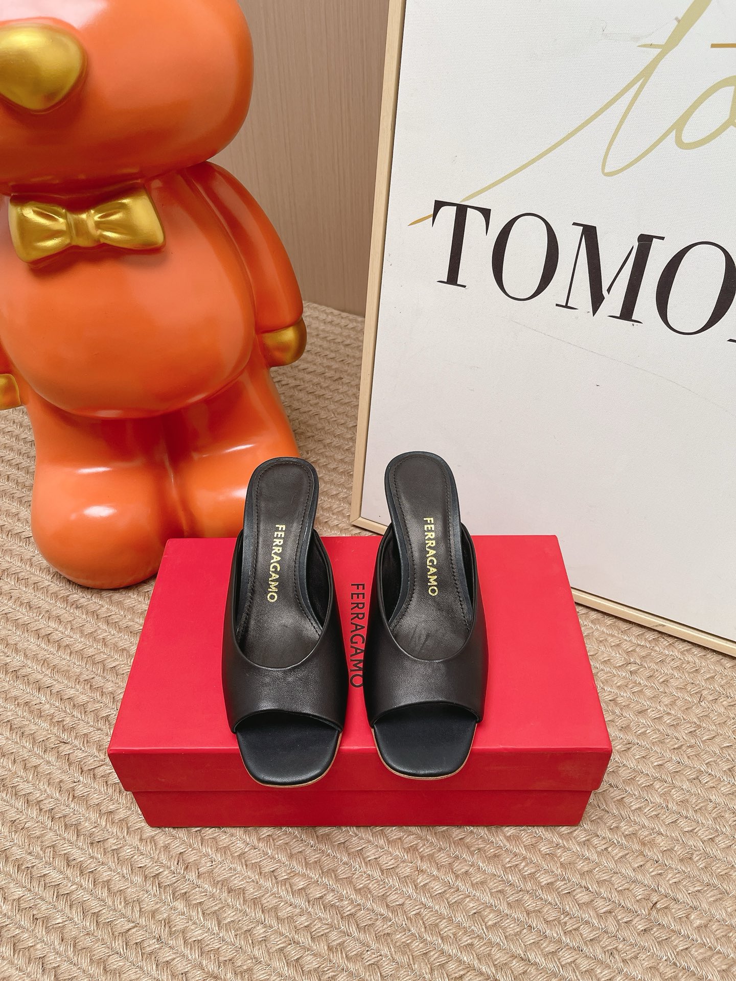 NO:890862,Top version of Ferragamo 26/ fish mouth slippers, original private molded heel, with F logo  The brand LOGO with fashionable words is always super-recognizable. Each product is competing for brands and is launching a super series of high-heeled shoes. It is a Paris fashion show model. This series interprets a new fashion charm and continues the super-high-heeled design. It is favored by well-known overseas bloggers and millions of fans. Bloggers love to interpret it. It is sold well at home and abroad and is out of stock. The top version is in candy color. Every color is beautiful. Multiple colors to choose from. Upper shoes: Sheepskin, lambskin lining, outsole, original genuine leather outsole.  Heel height 5.5cm Size34-42 (34 40 41 42 customized), slippers, ferragamo, ferragamo, slippers, sheepskin, Leather soles19860909顶级版本 Ferragamo 菲拉格慕 26/ 鱼嘴拖鞋 原版私家开模跟型 带有 F logo 字样时尚的品牌LOGO持加,具有超辨高识度各品大争牌恐先推后出超系跟高列,巴黎时装秀场款,此系列演绎全新时尚魅力延续超高跟设计,深得海外知名博主青睐千万粉丝博主倾情演绎,畅销海内外国内已经断货,顶级版本糖果色配色,每个颜色都是绝美知知,多颜色供选 面鞋: 羊皮 内里小羊皮里 大底原版真皮大底 跟高5.5cm Size34-42（34 40 41 42定做）,拖鞋,ferragamo,ferragamo,slippers,sheepskin,Leather soles,Women's Shoes
