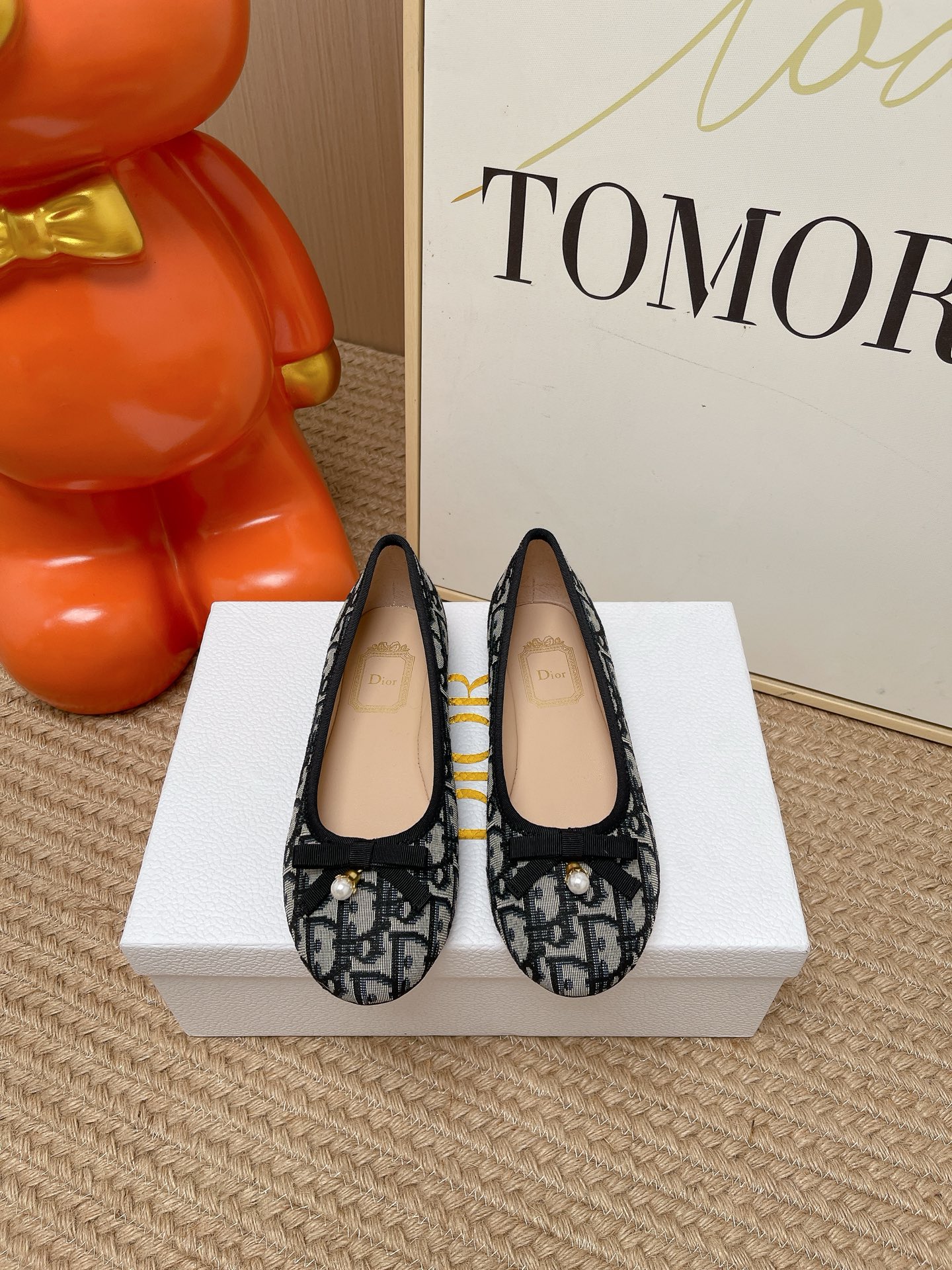 NO:890857,Top version DIOR Dior 2026 new summer J'Adior series ribbon bow empty back flat half-slip shoes This J'Adior mules are presented by Jonathan Anderson, a new interpretation of Dior's classic series, highlighting Dior's exquisite craftsmanship and enhancing style with fashion. Carefully made of sheep leather and other materials, elegant round toe design, two-color Dior  Embroidered ribbons are uniquely embellished with flat bows. It can create an elegant and fashionable exquisite look. Fabric imported sheepskin/sheep goat/original customized jacquard fabric Lining/foot pads imported sheepskin outsole Italian imported genuine leather outsole Size35-41 (40 41 custom-made, non-refundable), single shoes, dior, dior, sheepskin, sheep, Leather soles19860909顶级版本 DIOR 迪奥 2026 夏季新款 J'Adior系列 饰带 蝴蝶结 后空 平底 半拖 单鞋 这款 J'Adior 穆勒鞋由乔纳森·安德森 (Jonathan Anderson) 倾情呈献,全新演绎 Dior 的经典系列,彰显 Dior 的精湛工艺,以时尚感提升格调.羊皮革等材质精心制作,优雅圆形鞋头设计,双色 Dior 刺绣饰带点缀以扁平蝴蝶结别具一格.可打造高雅时髦的精致造型. 面料进口羊皮/羊猄/原版定制提花布料 内里/垫脚进口羊皮 大底意大利进口真皮大底 Size35-41(40 41 定做不退换),单鞋,dior,dior,sheepskin,sheep,Leather soles,Women's Shoes