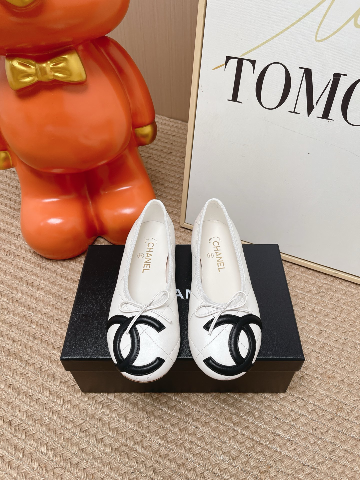 NO:890904,Top version CHANE*25s little Chanel early spring hot product bow Mary Jane toe shoes  The round toe shape of the toe is soft and round, giving the toes plenty of space to stretch. It can accommodate wide feet, fleshy feet, and high insteps, and completely say goodbye to the discomfort of squeezing the feet and pressing the toes. The toe is decorated with a small handmade bow of the same leather, and the lines are soft and not exaggerated. It is paired with the iconic giant contrasting double C of the shoe body, which directly increases the visual recognition. It is low-key and has its own nobility. The exquisite texture can be seen from a distance, perfectly interpreting Chanel's unique retro luxury temperament.  size35-39 (customized for size 40), single shoes, chanel, chanel, mary jane19860909顶级版本 CHANE*25s小香奈儿早春爆品 蝴蝶结 玛丽珍包头单鞋 鞋头圆润柔和的圆头版型,给脚趾充足舒展空间,宽脚、肉脚、高脚背都能包容,彻底告别挤脚、压趾的不适感.鞋头点缀同皮质手工小蝴蝶结,线条柔和不浮夸,搭配鞋身标志性巨型撞色双C,视觉辨识度直接拉满,低调又自带贵气,远远就能看出精致质感,完美诠释香奈儿独有的复古豪门气质. size35-39（40定做）,单鞋,chanel,chanel,mary jane,Women's Shoes